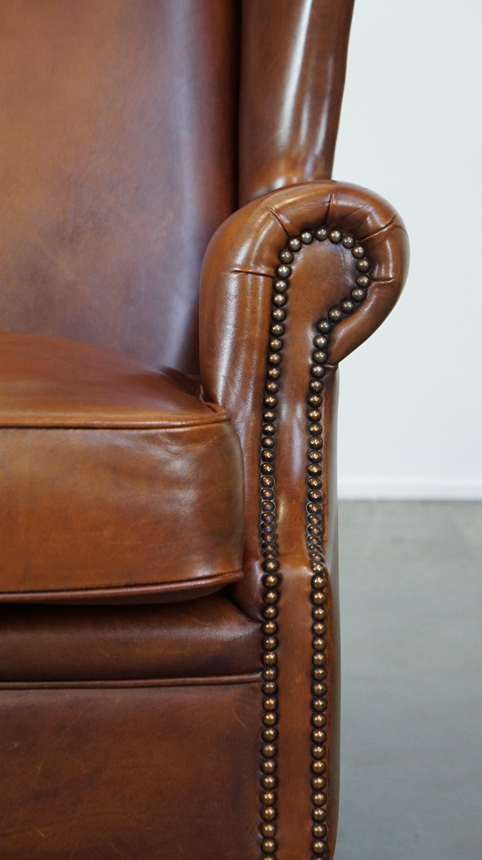 Luxueux et majestueux fauteuil à oreilles en cuir de vachette dans une belle couleur cognac chaude. en vente 5