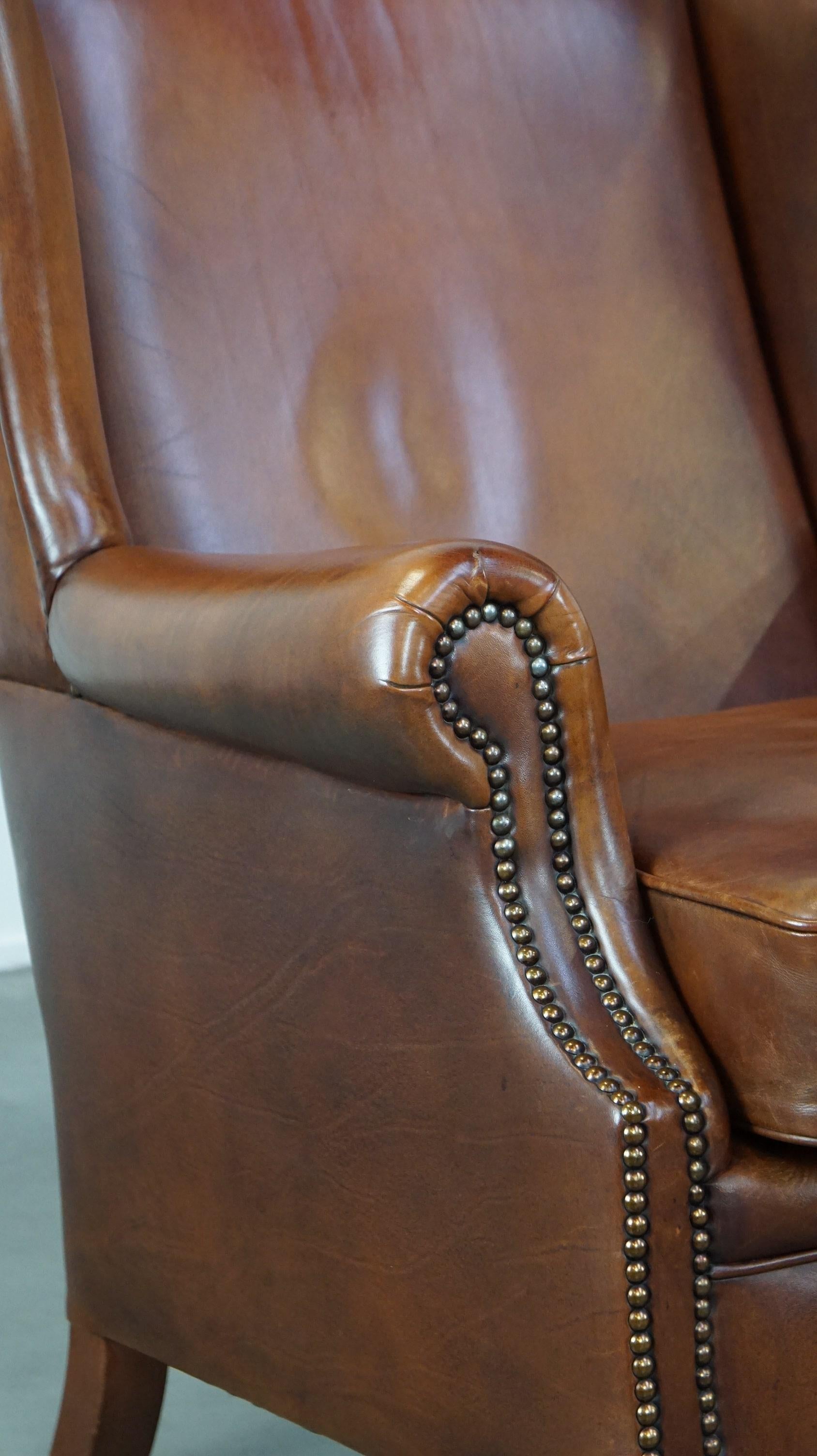 Luxueux et majestueux fauteuil à oreilles en cuir de vachette dans une belle couleur cognac chaude. en vente 6
