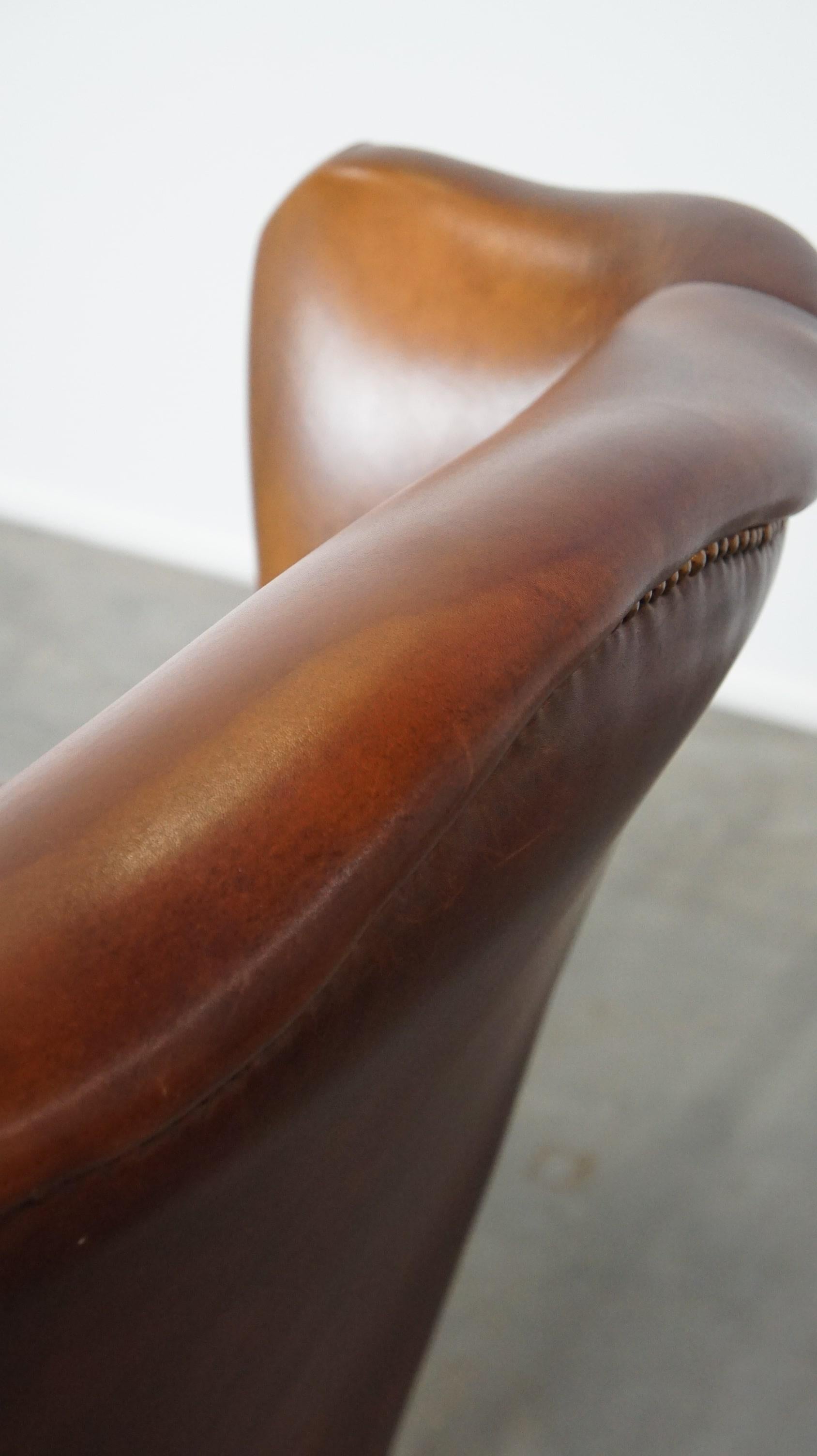 Luxueux et majestueux fauteuil à oreilles en cuir de vachette dans une belle couleur cognac chaude. en vente 7