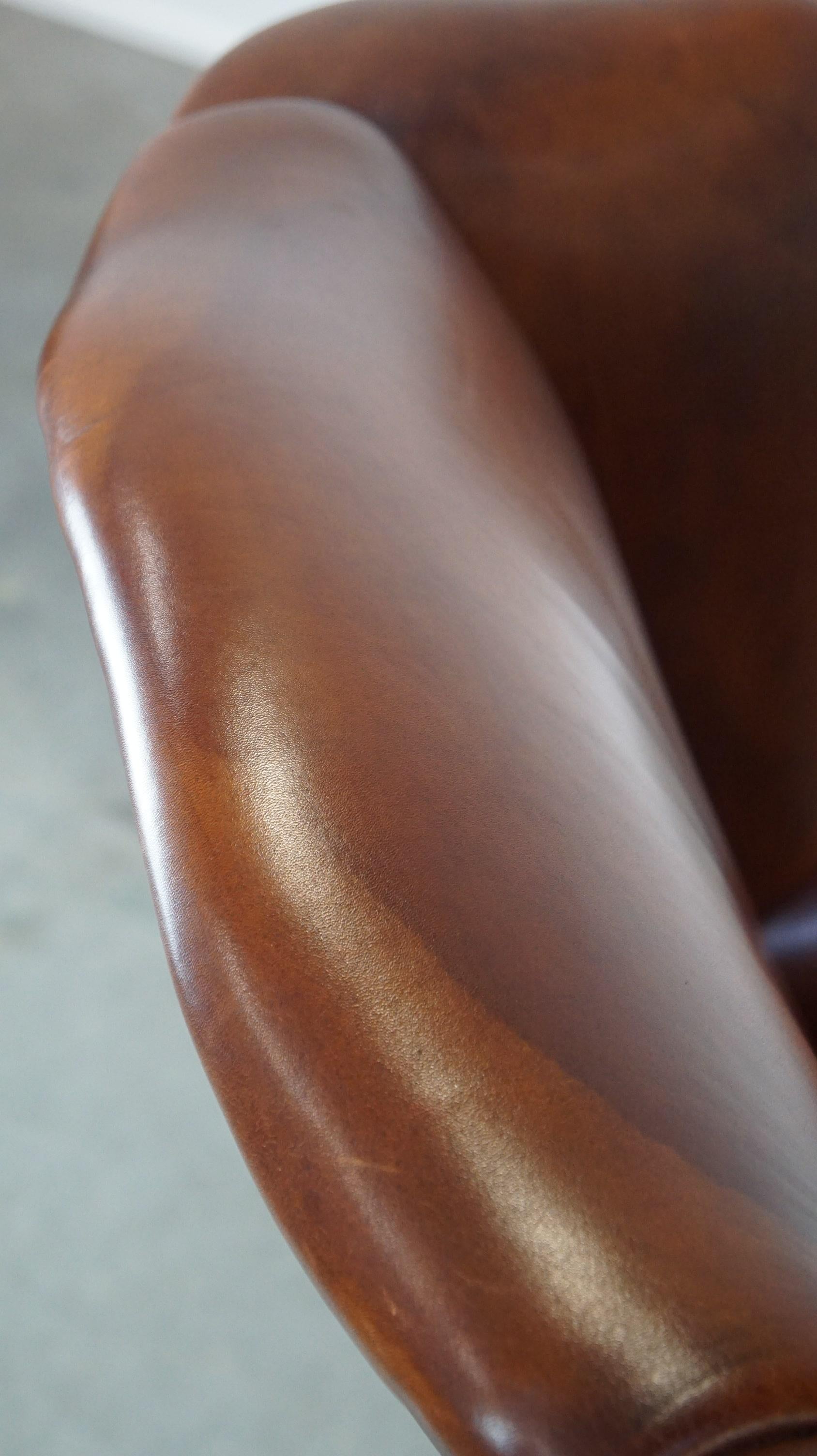Luxueux et majestueux fauteuil à oreilles en cuir de vachette dans une belle couleur cognac chaude. en vente 8