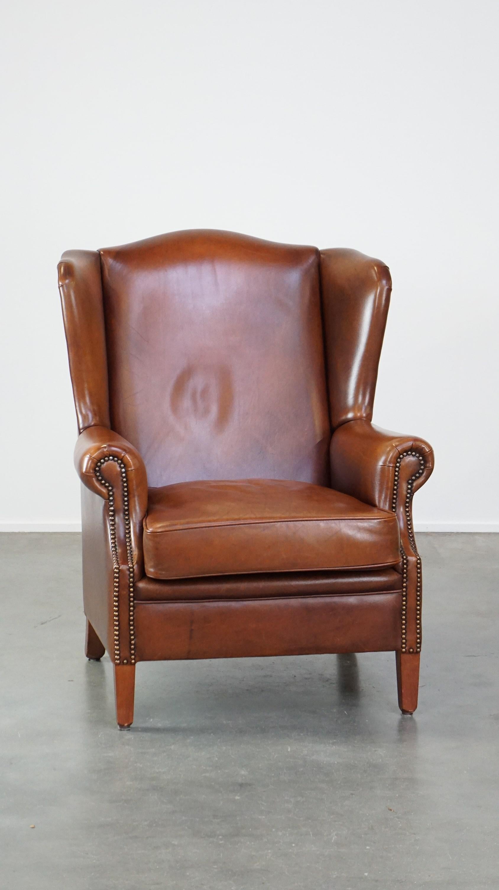 Offert avec ce luxueux, majestueux et riche fauteuil à oreilles en peau de vache.

Ce magnifique fauteuil à oreilles en cuir de vache a un aspect saisissant et majestueux avec sa couleur chaude. Il peut facilement être placé dans presque tous les