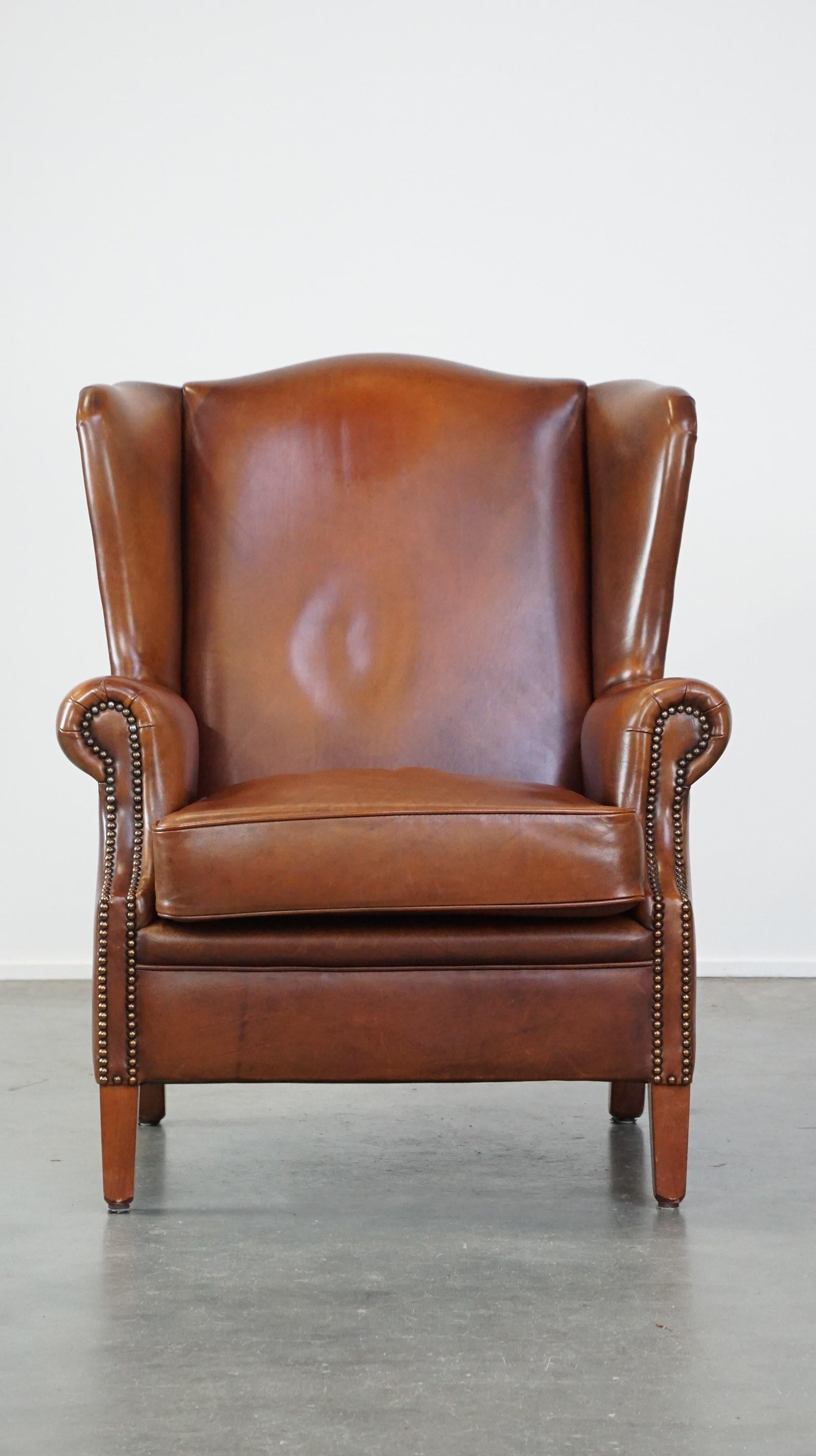 Fait main Luxueux et majestueux fauteuil à oreilles en cuir de vachette dans une belle couleur cognac chaude. en vente