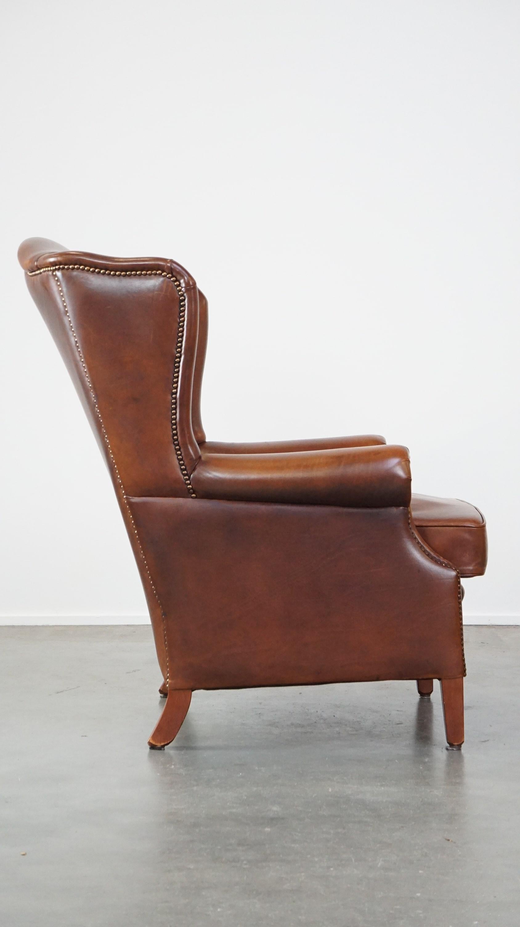 Luxueux et majestueux fauteuil à oreilles en cuir de vachette dans une belle couleur cognac chaude. Bon état - En vente à Harderwijk, NL