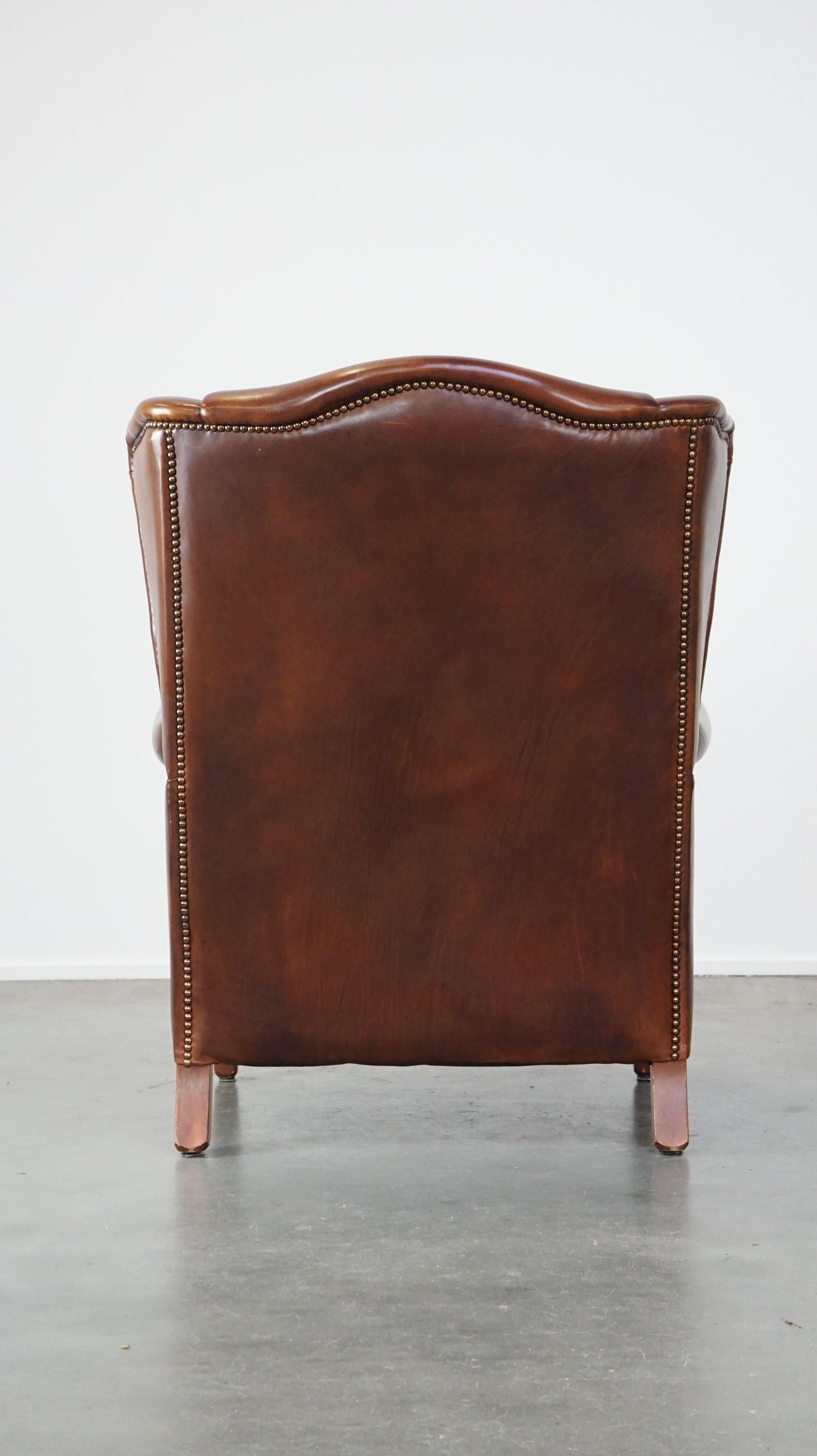 20ième siècle Luxueux et majestueux fauteuil à oreilles en cuir de vachette dans une belle couleur cognac chaude. en vente