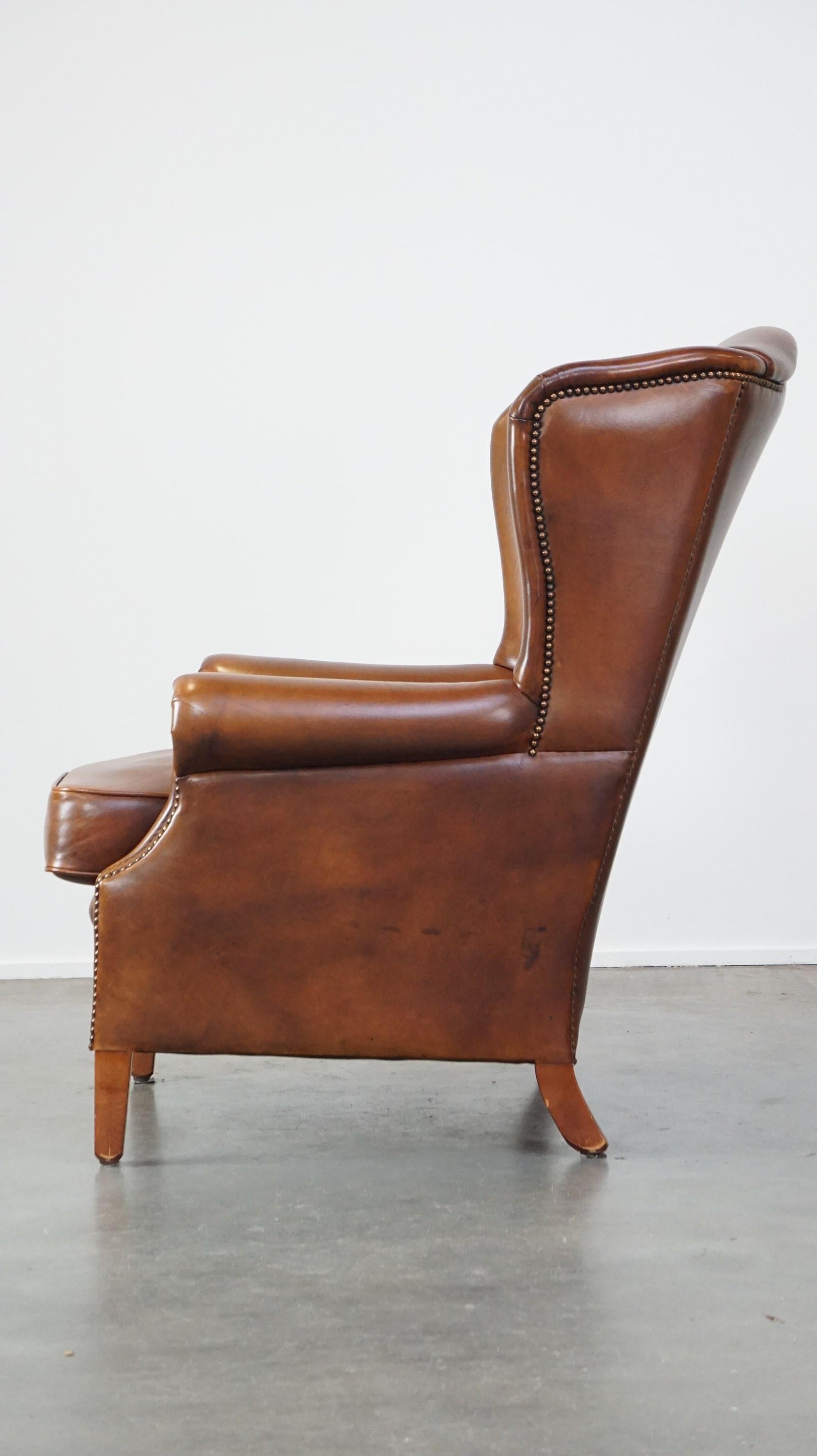 Cuir de vache Luxueux et majestueux fauteuil à oreilles en cuir de vachette dans une belle couleur cognac chaude. en vente