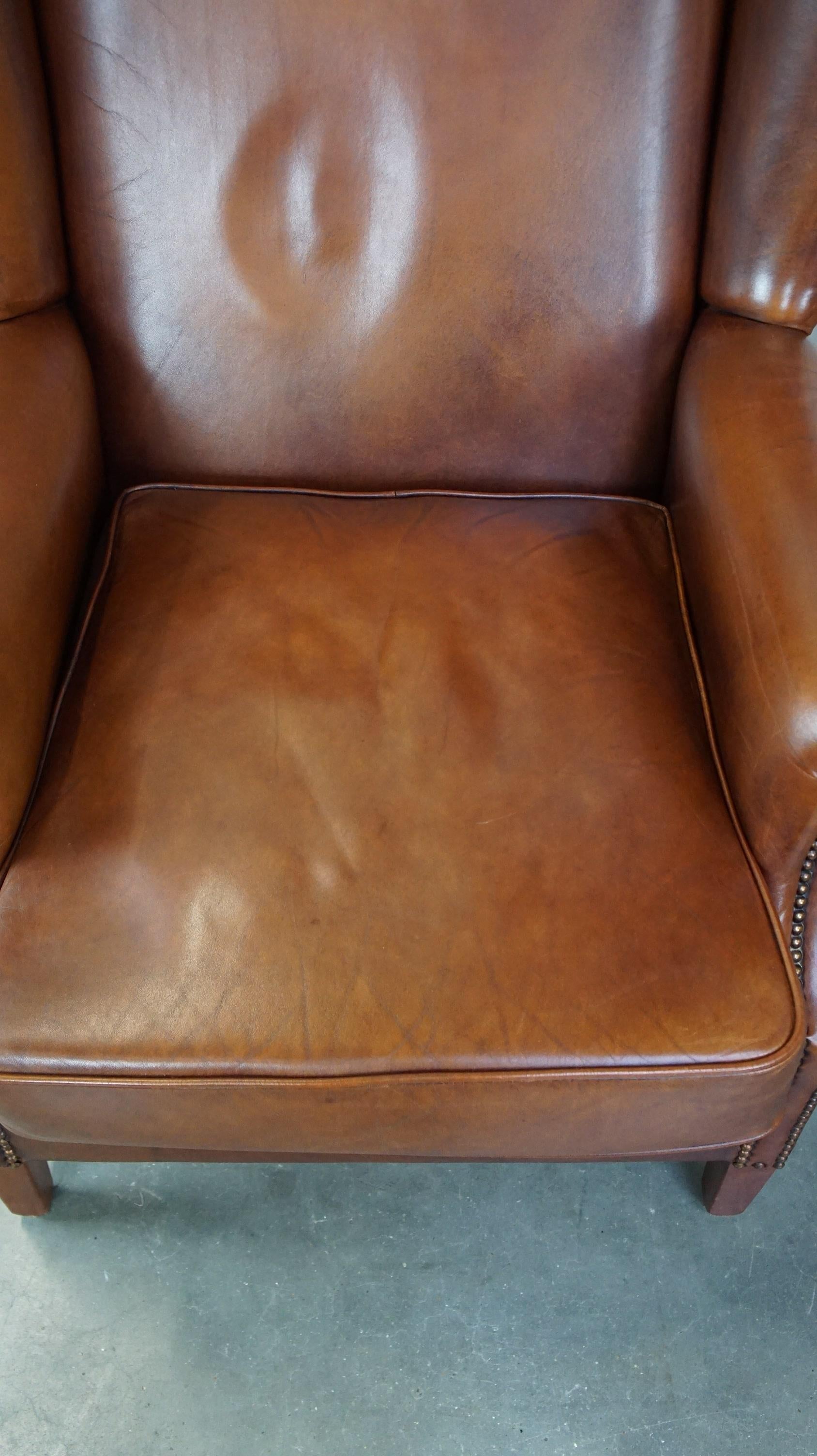 Luxueux et majestueux fauteuil à oreilles en cuir de vachette dans une belle couleur cognac chaude. en vente 1