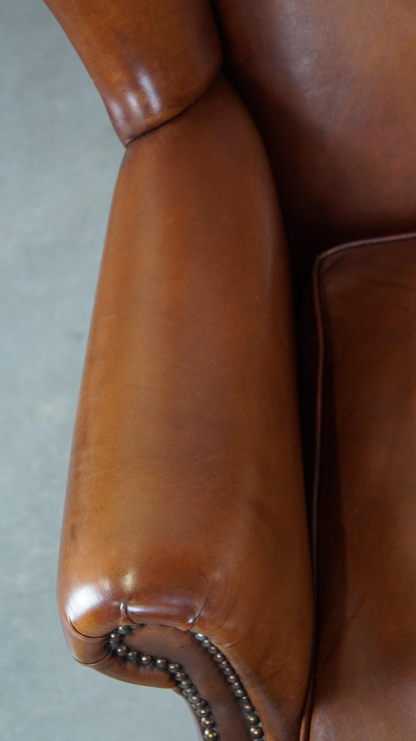 Luxueux et majestueux fauteuil à oreilles en cuir de vachette dans une belle couleur cognac chaude. en vente 2