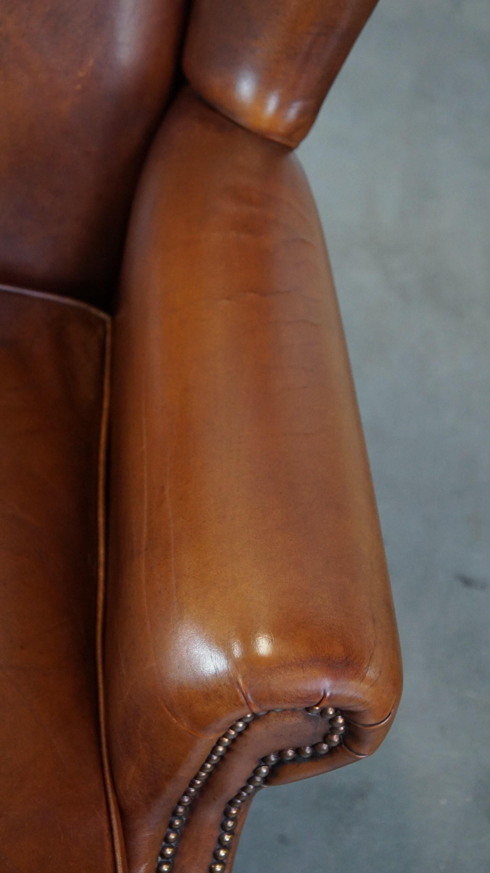 Luxueux et majestueux fauteuil à oreilles en cuir de vachette dans une belle couleur cognac chaude. en vente 3
