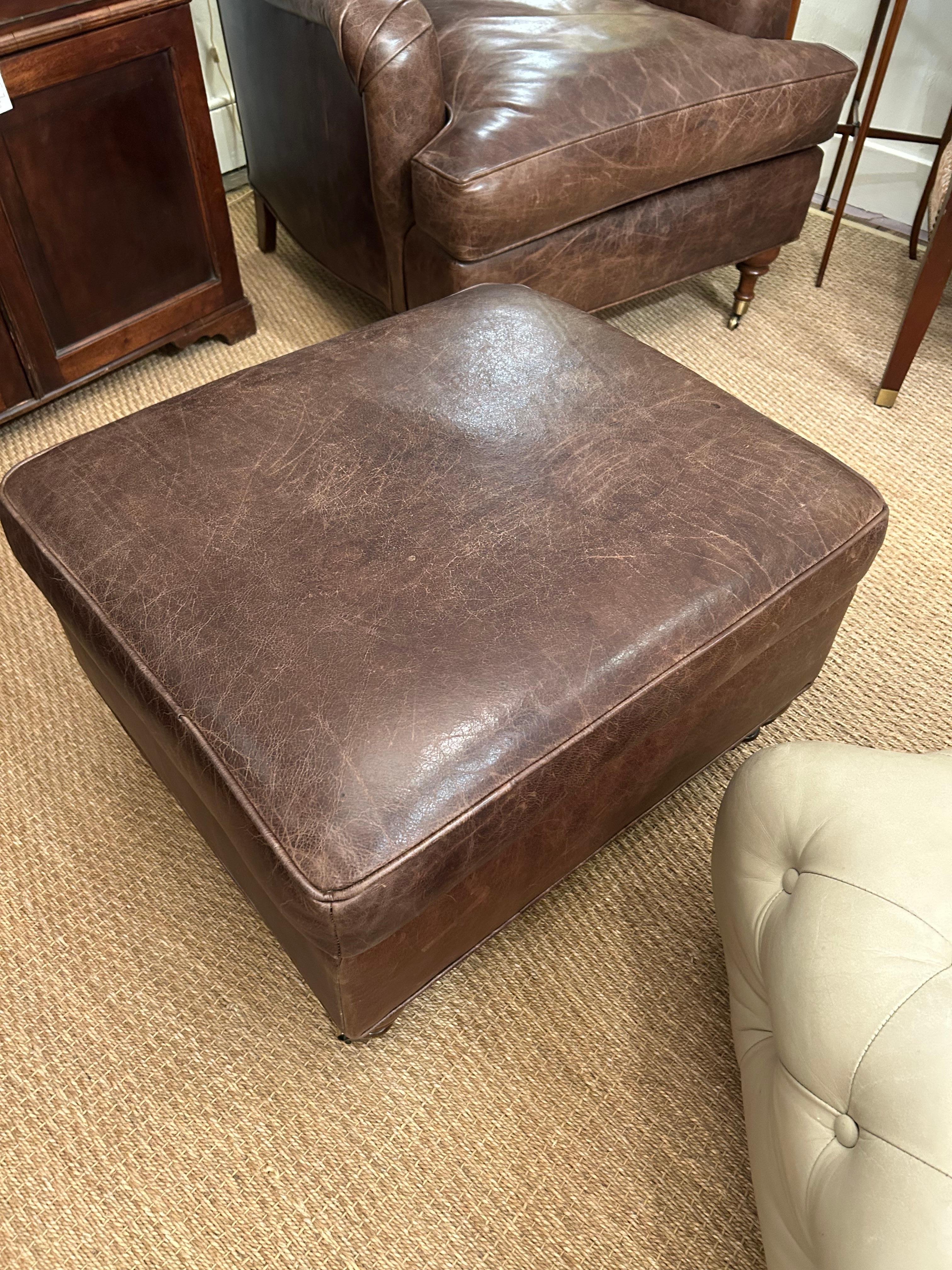Luxueuse paire de fauteuils club en cuir super confortable avec ottoman en vente 3
