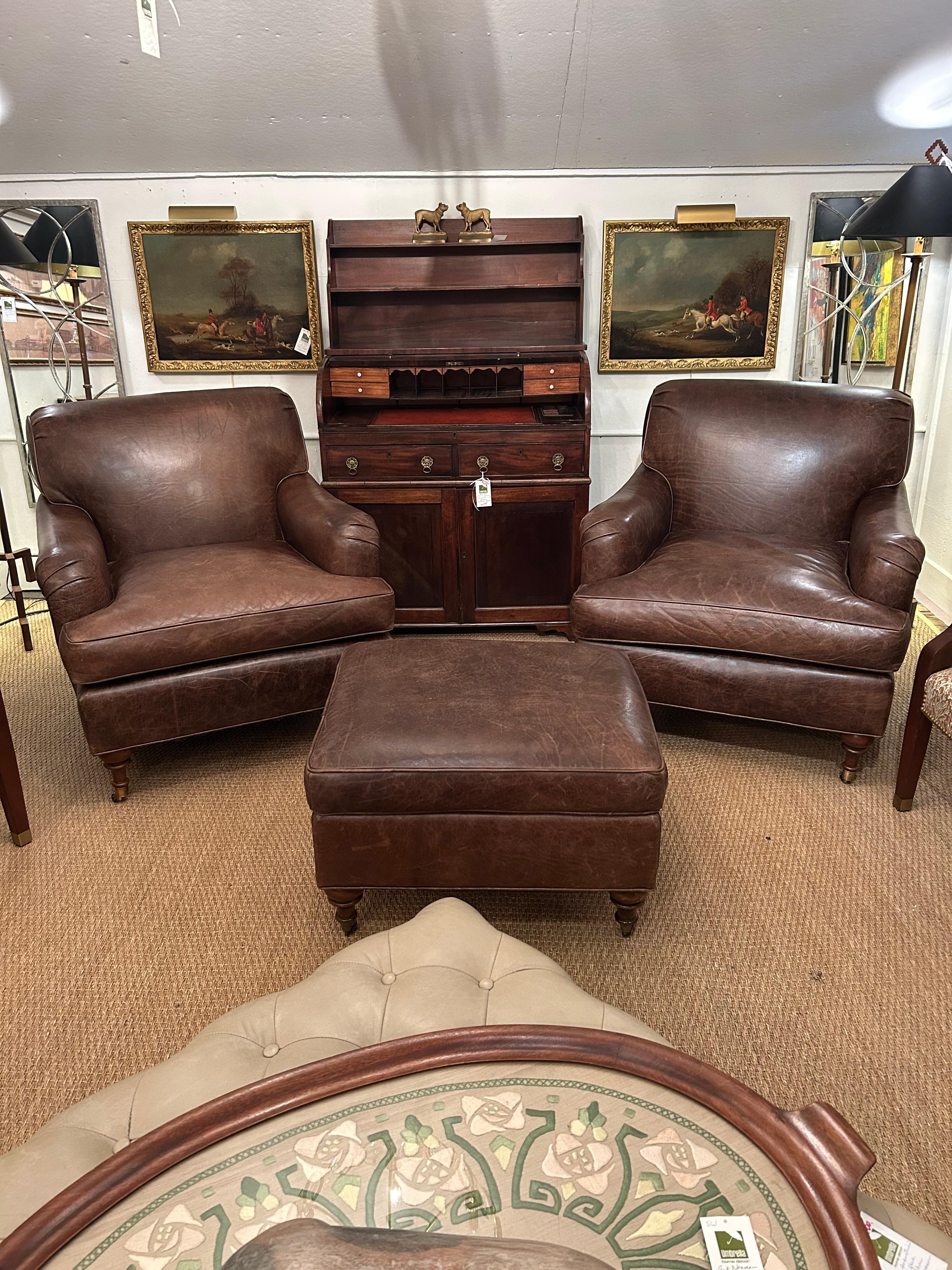 Luxueuse paire de fauteuils club en cuir super confortable avec ottoman en vente 6