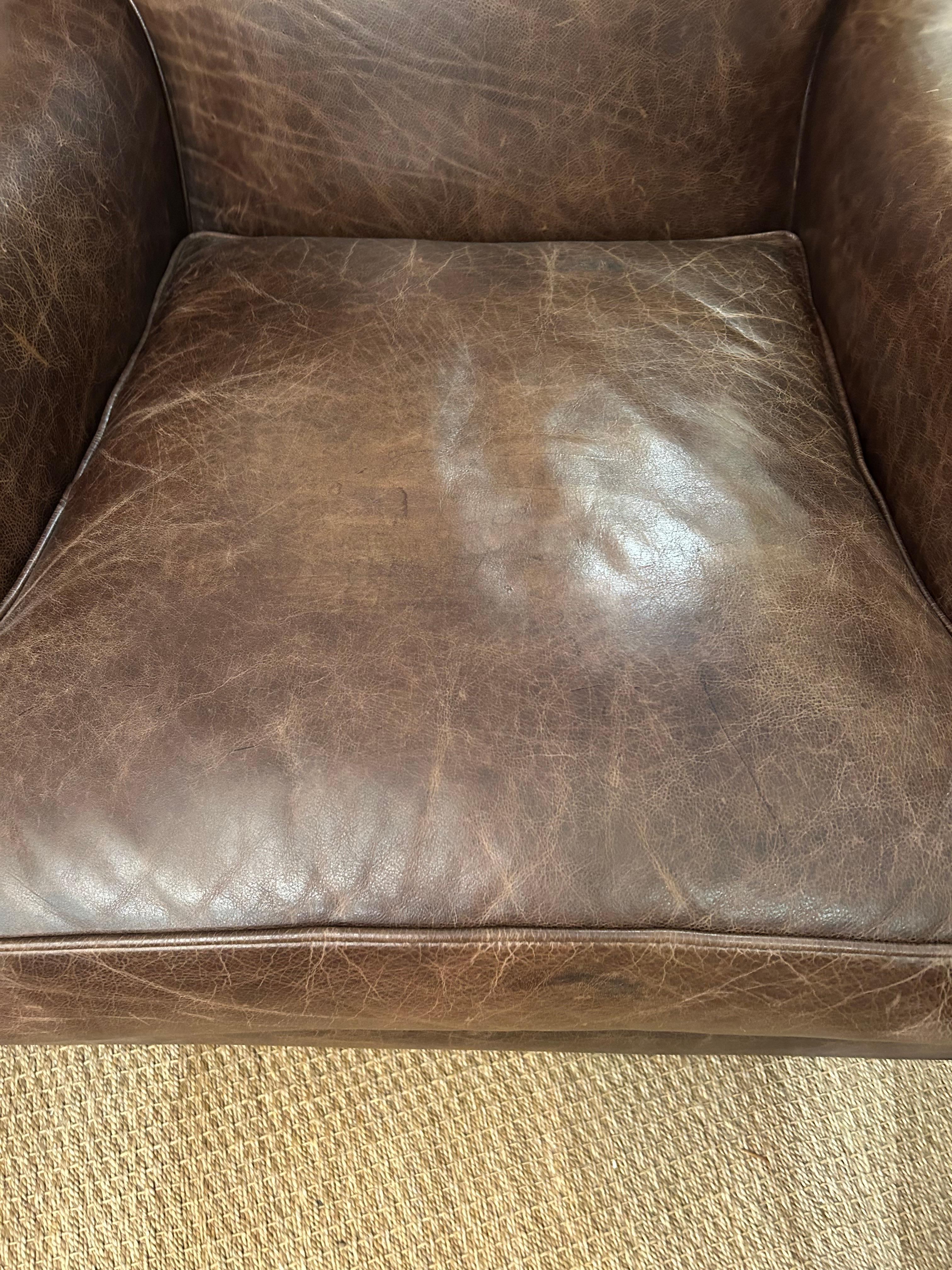 Luxueuse paire de fauteuils club en cuir super confortable avec ottoman en vente 8