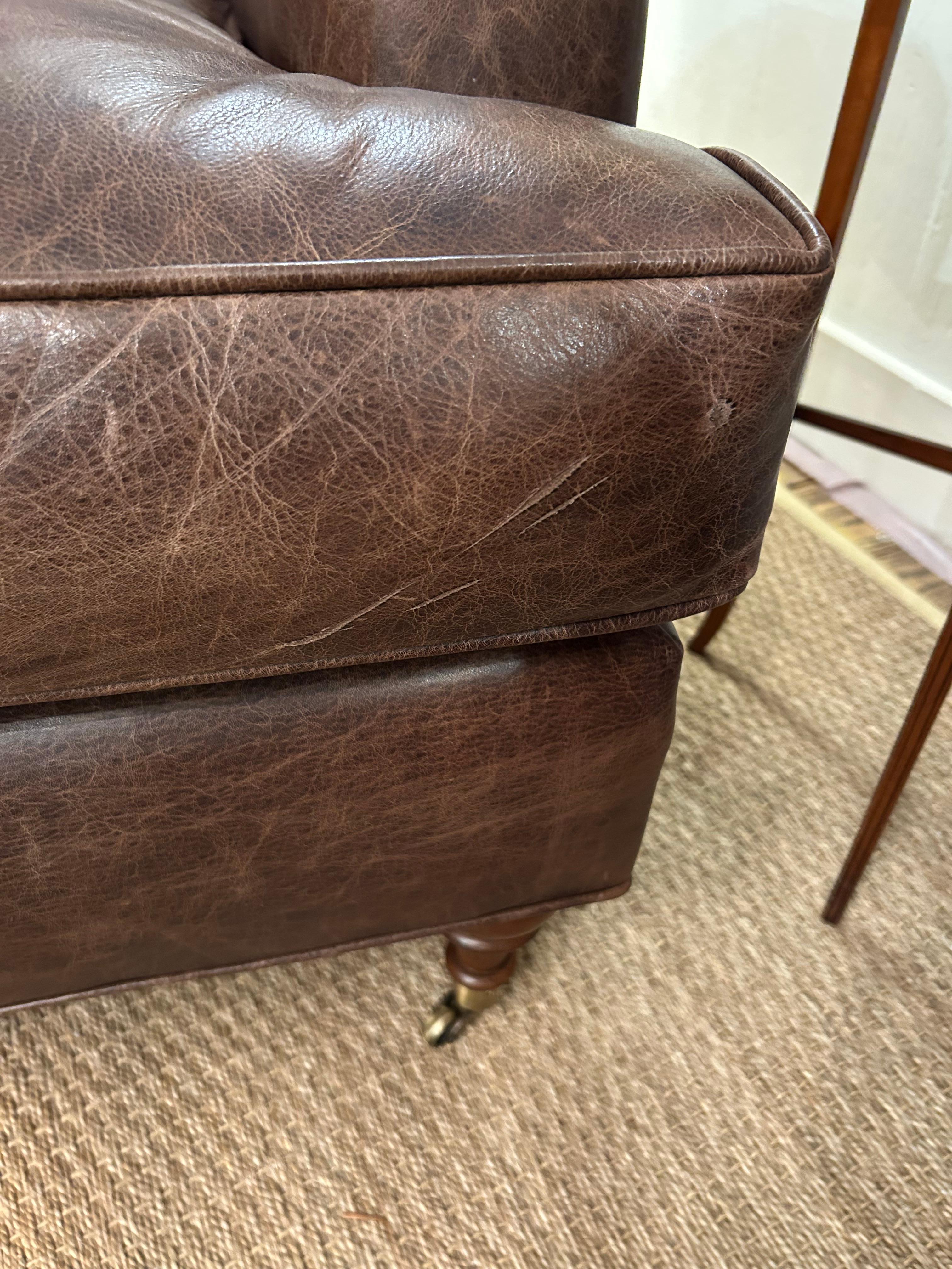 Luxueuse paire de fauteuils club en cuir super confortable avec ottoman en vente 9