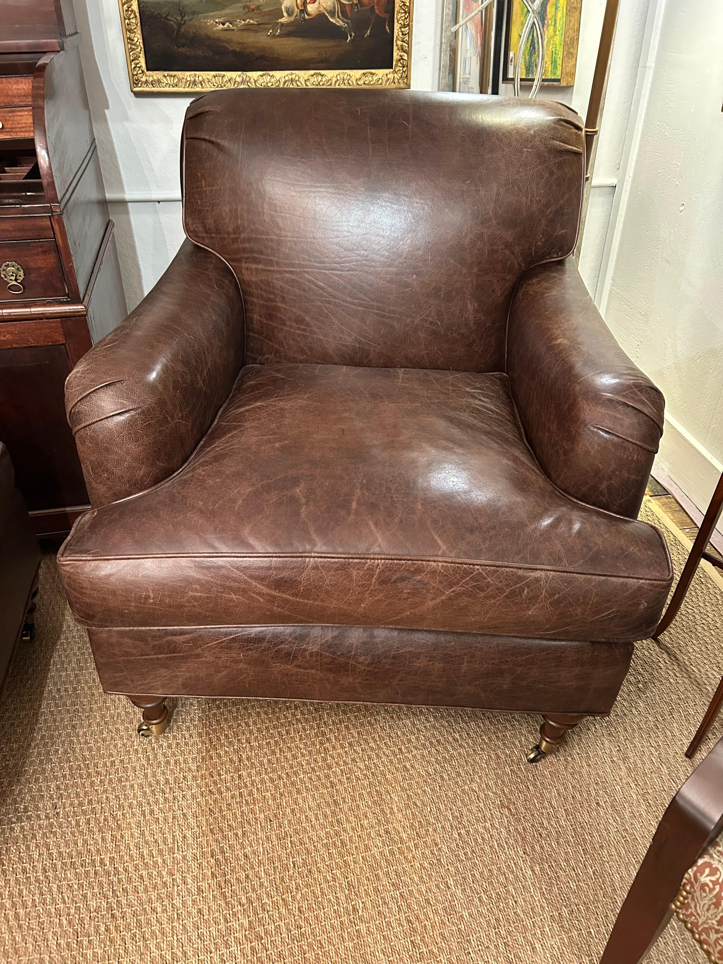 Deux fauteuils club en cuir, spacieux et confortables, avec ottoman assorti.  Les pieds en acajou se terminent par des roulettes en laiton.  
Ottoman 
24L x 27L x 17H