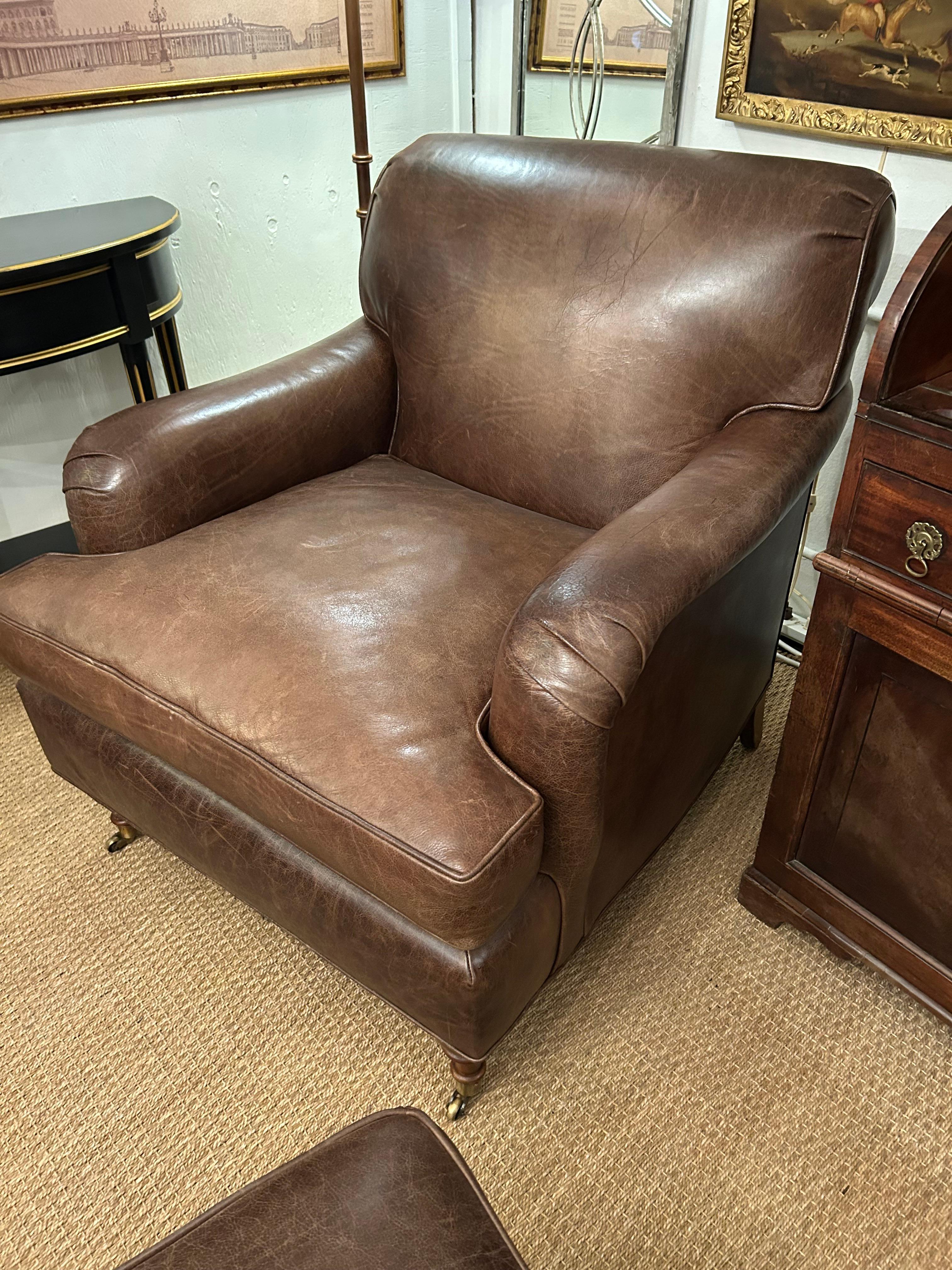 Classique américain Luxueuse paire de fauteuils club en cuir super confortable avec ottoman en vente