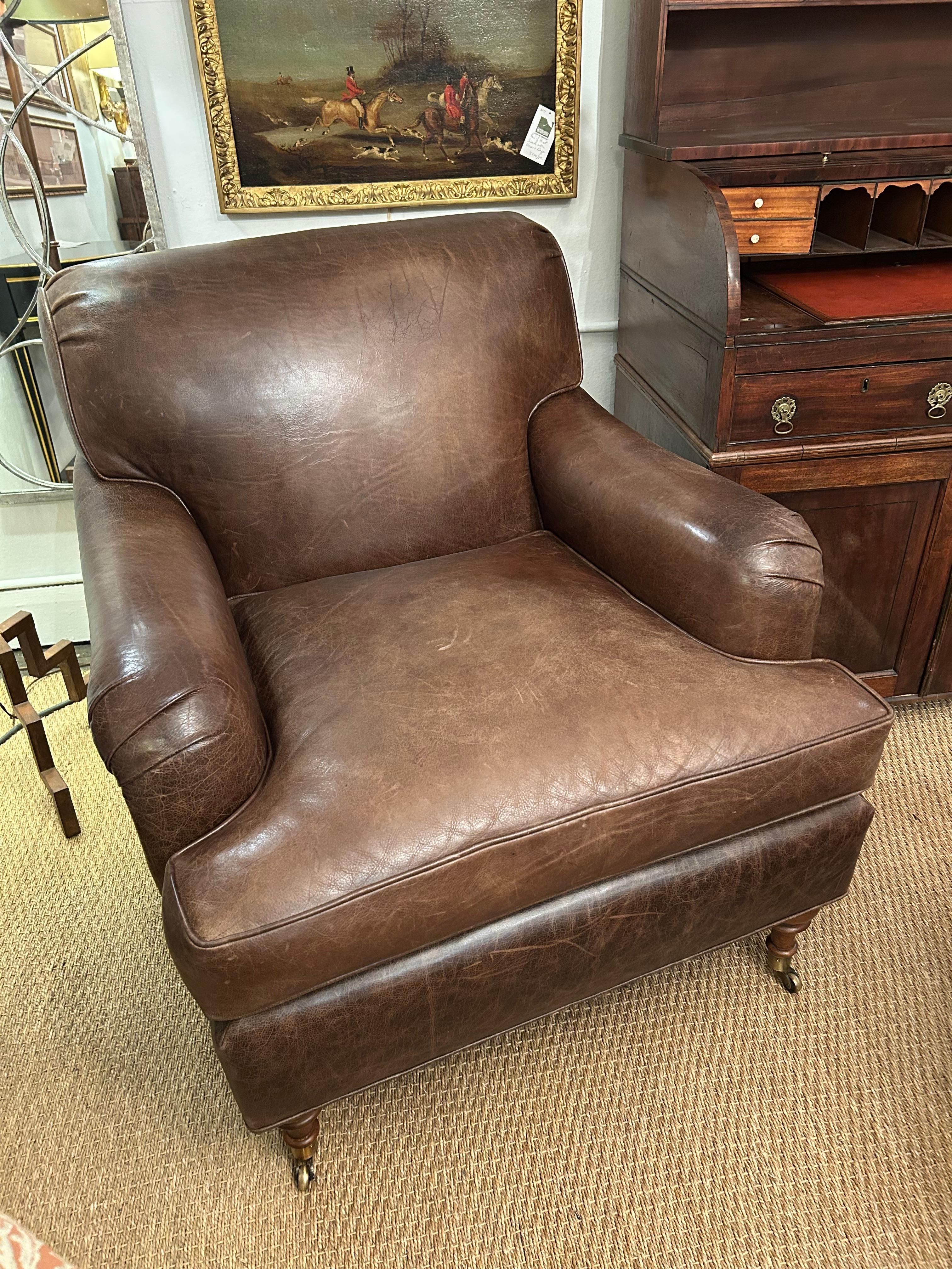 Américain Luxueuse paire de fauteuils club en cuir super confortable avec ottoman en vente