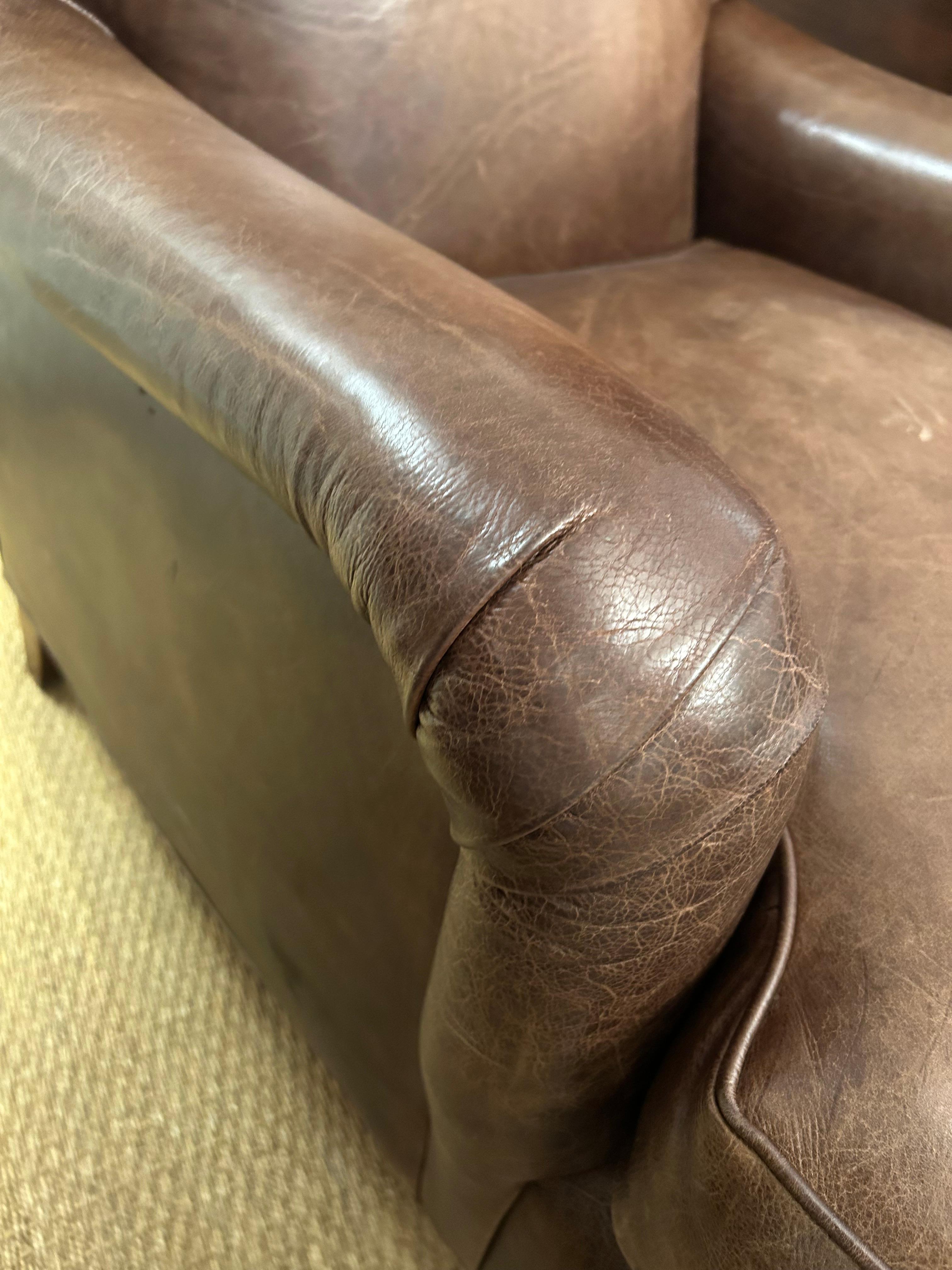 Luxueuse paire de fauteuils club en cuir super confortable avec ottoman Bon état - En vente à Hopewell, NJ