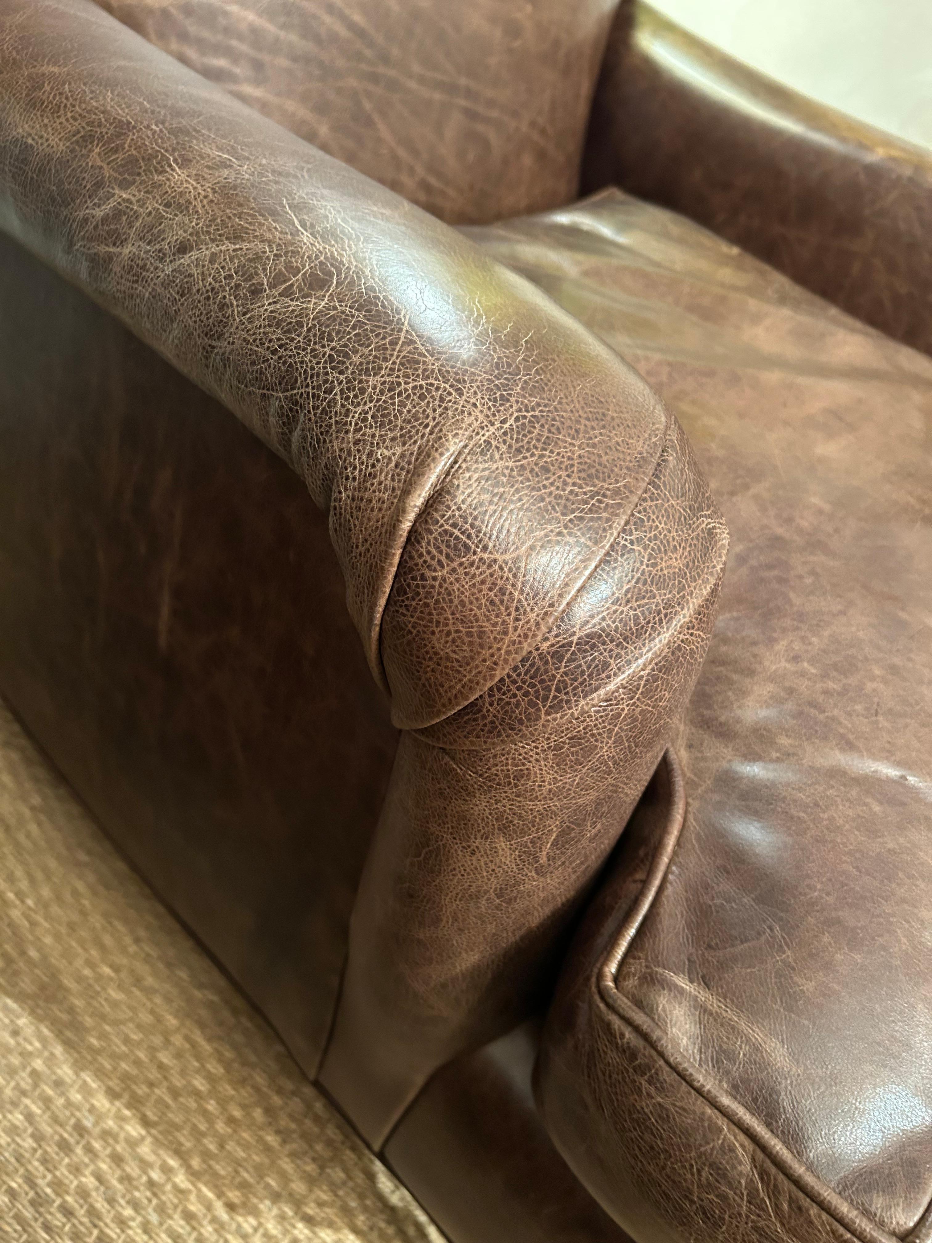 XXIe siècle et contemporain Luxueuse paire de fauteuils club en cuir super confortable avec ottoman en vente