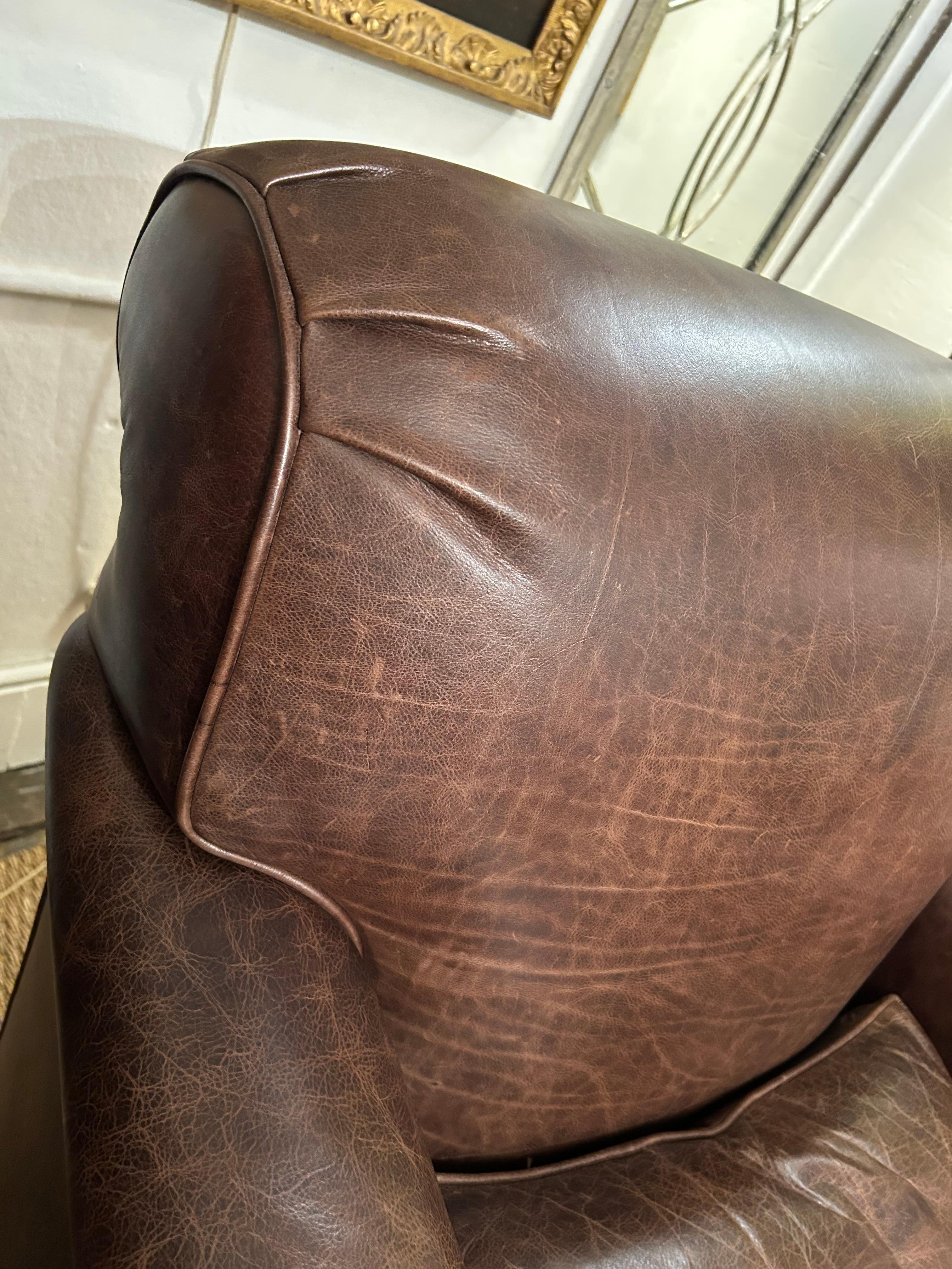 Cuir Luxueuse paire de fauteuils club en cuir super confortable avec ottoman en vente
