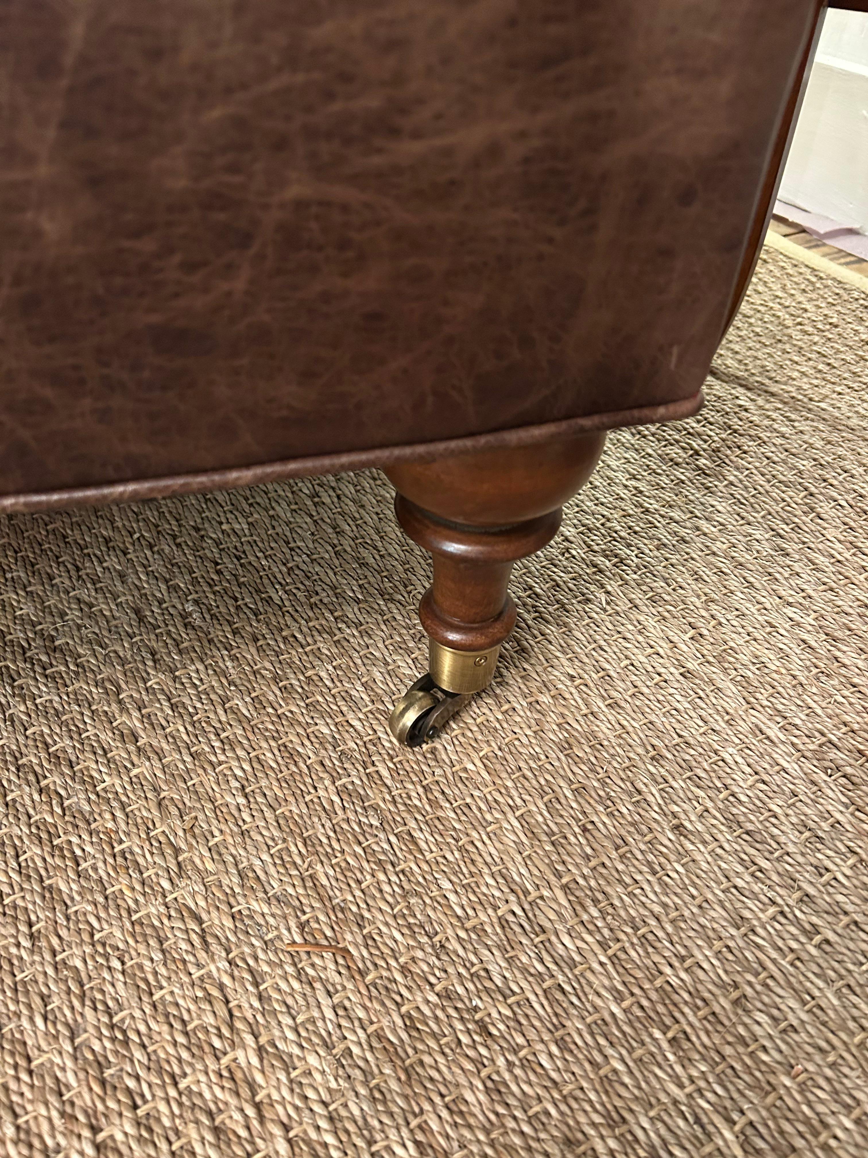 Luxueuse paire de fauteuils club en cuir super confortable avec ottoman en vente 1
