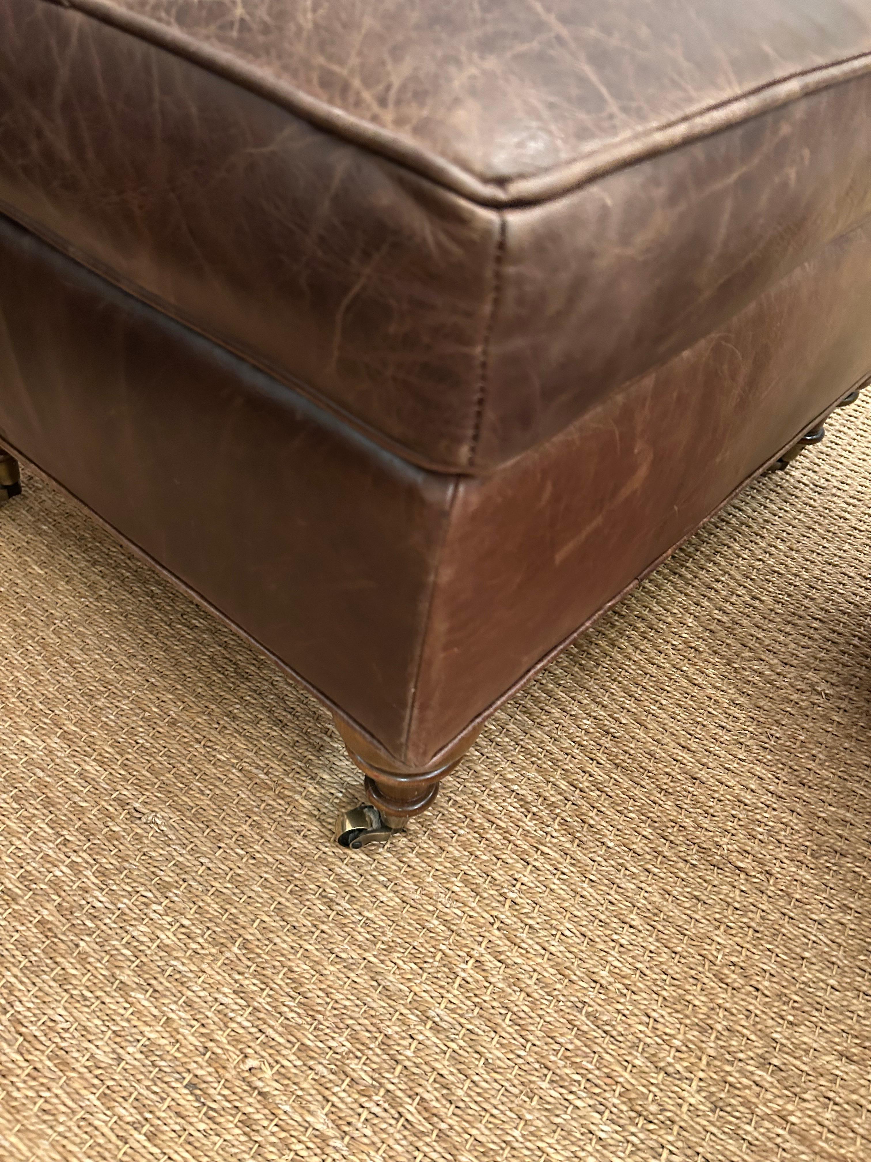 Luxueuse paire de fauteuils club en cuir super confortable avec ottoman en vente 2