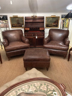 Luxueuse paire de fauteuils club en cuir super confortable avec ottoman