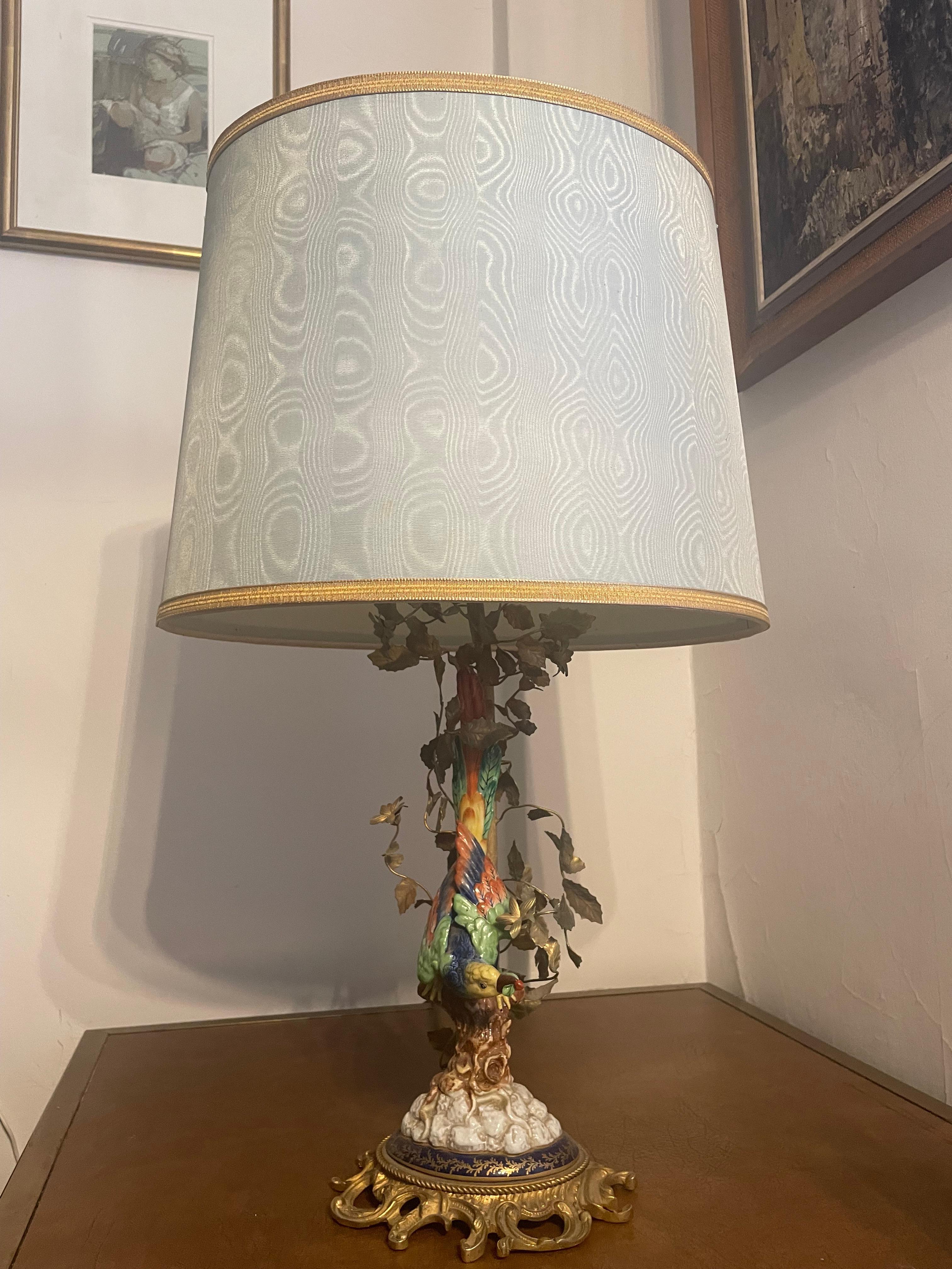 Luxuriöse Tischlampe mit  Tropischer Vogel, Italien 1950er Jahre (Handbemalt) im Angebot