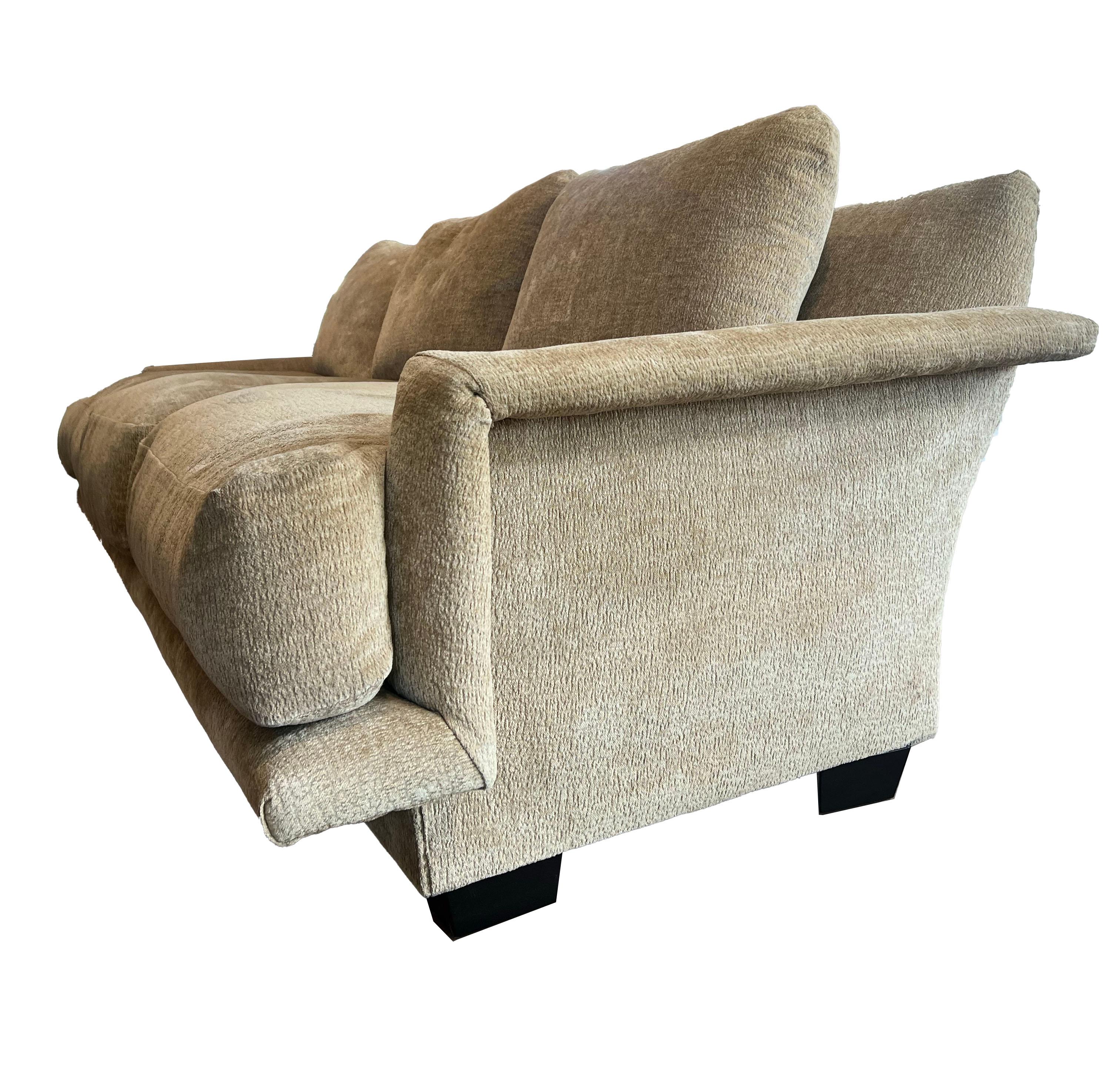 Der Inbegriff von Raffinesse - unser beigefarbenes, mit strukturiertem Samt gepolstertes 3-Sitzer-Sofa, eine Verschmelzung von Komfort und zeitgenössischem Design. Versinken Sie in Luxus mit den plüschigen Rückenkissen, die ein verwöhnendes