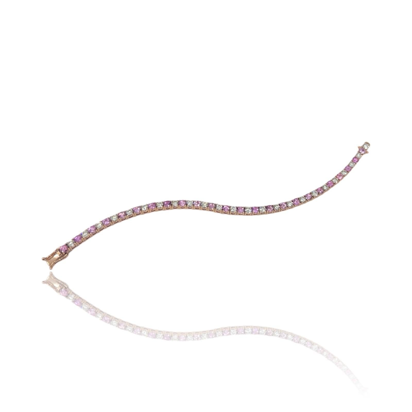 Dieses exquisite Tennisarmband ist ein wahrer Beweis für moderne Eleganz und zeitloses Design. Er ist aus luxuriösem 14-karätigem Roségold gefertigt und besticht durch eine atemberaubende Kombination aus 4,80 Karat schimmernden Diamanten und 4,80