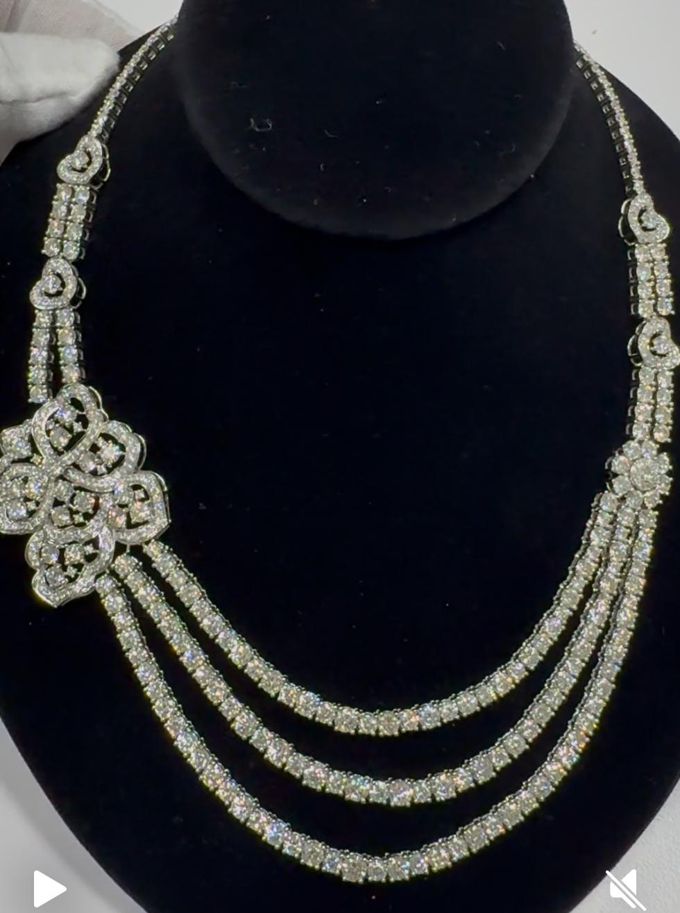 Questa lussuosa collana di diamanti a tre file è un pezzo mozzafiato che emana opulenza e raffinatezza. Con tre file accuratamente allineate di scintillanti 41,41 carati di diamanti di qualità E/F, la collana crea uno splendido effetto a strati che