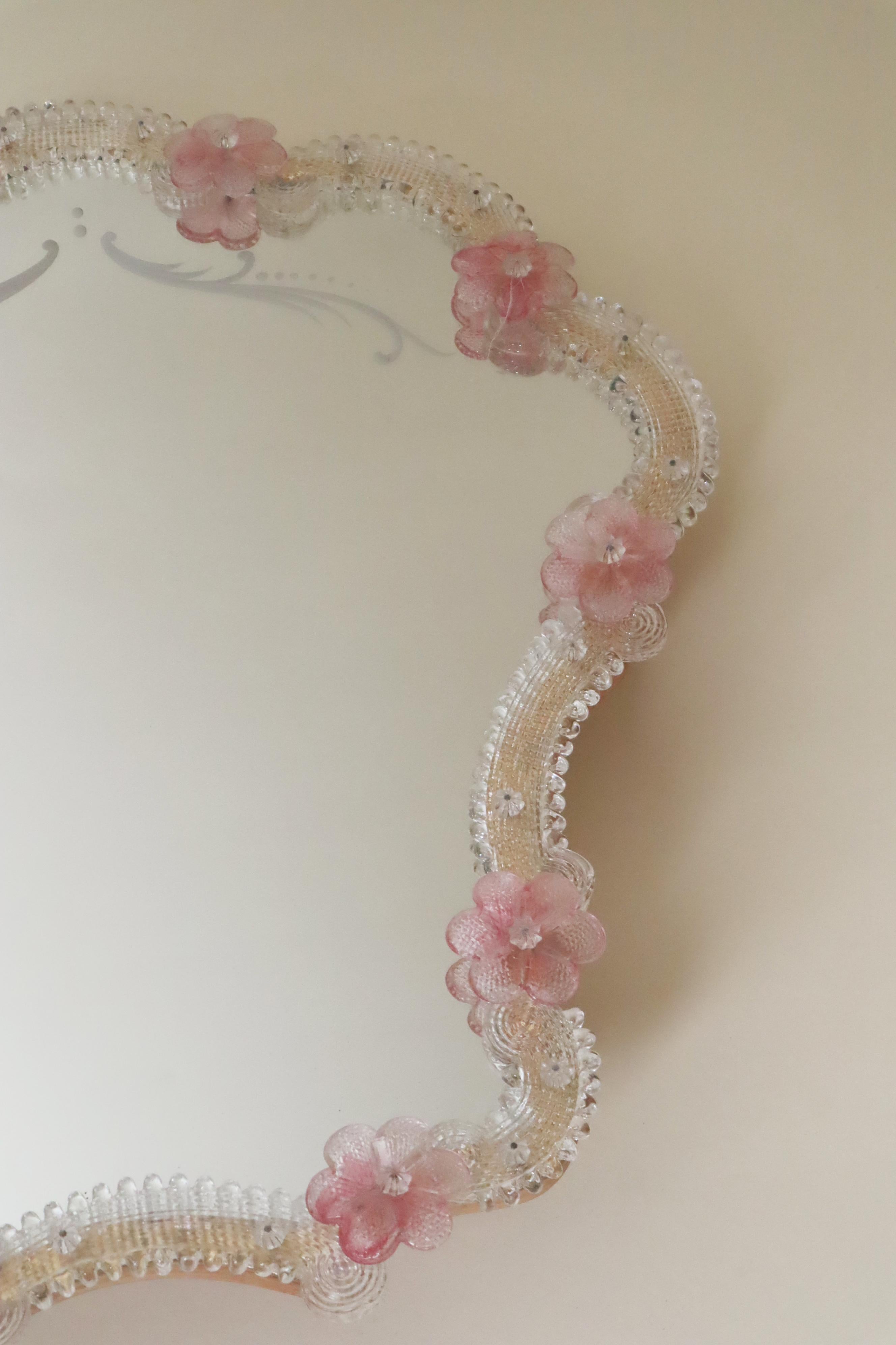 Luxueux miroir mural vénitien rose avec fleurs, Italie 1960 en vente 2