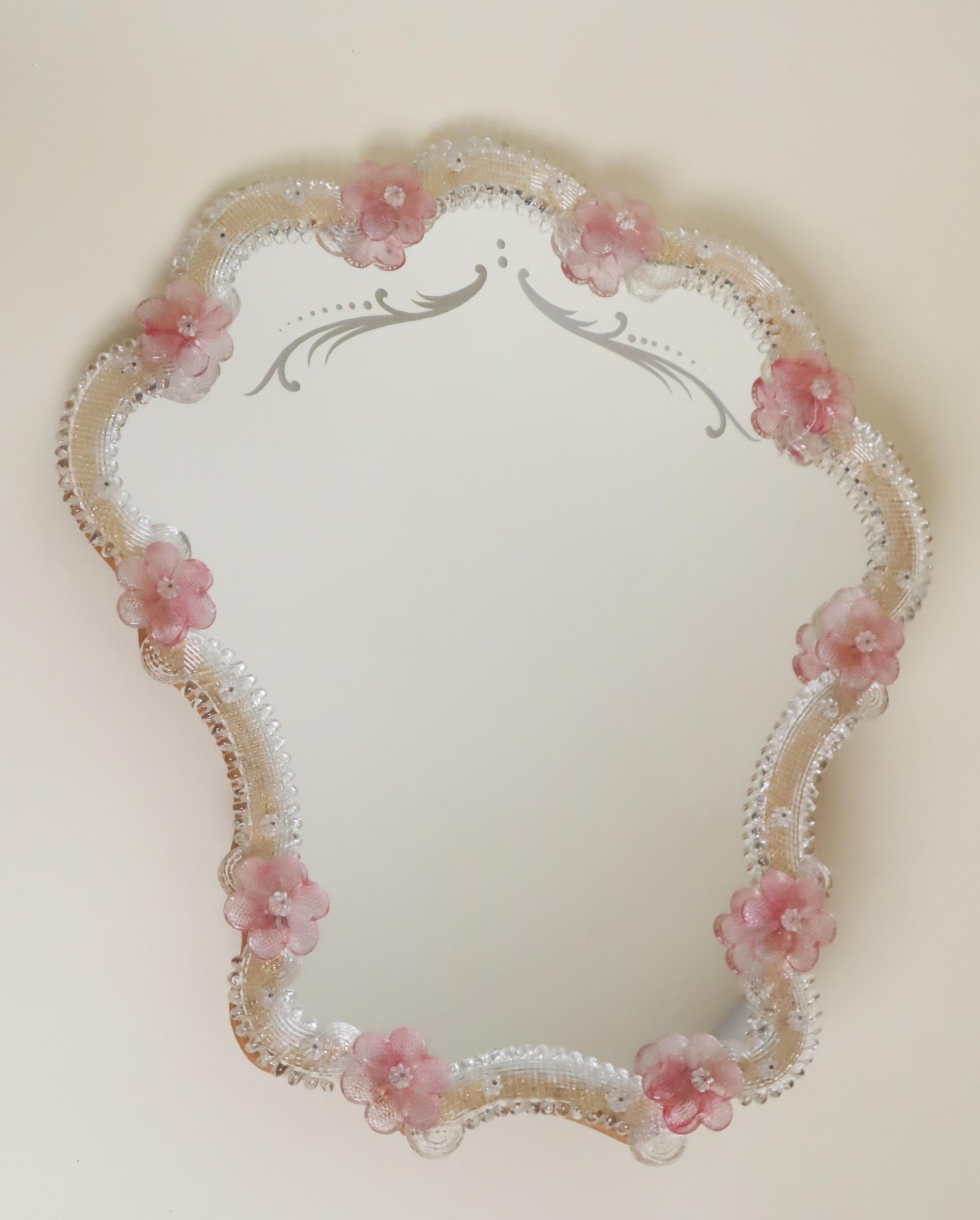 Luxueux miroir mural vénitien rose avec fleurs, Italie 1960 en vente 4