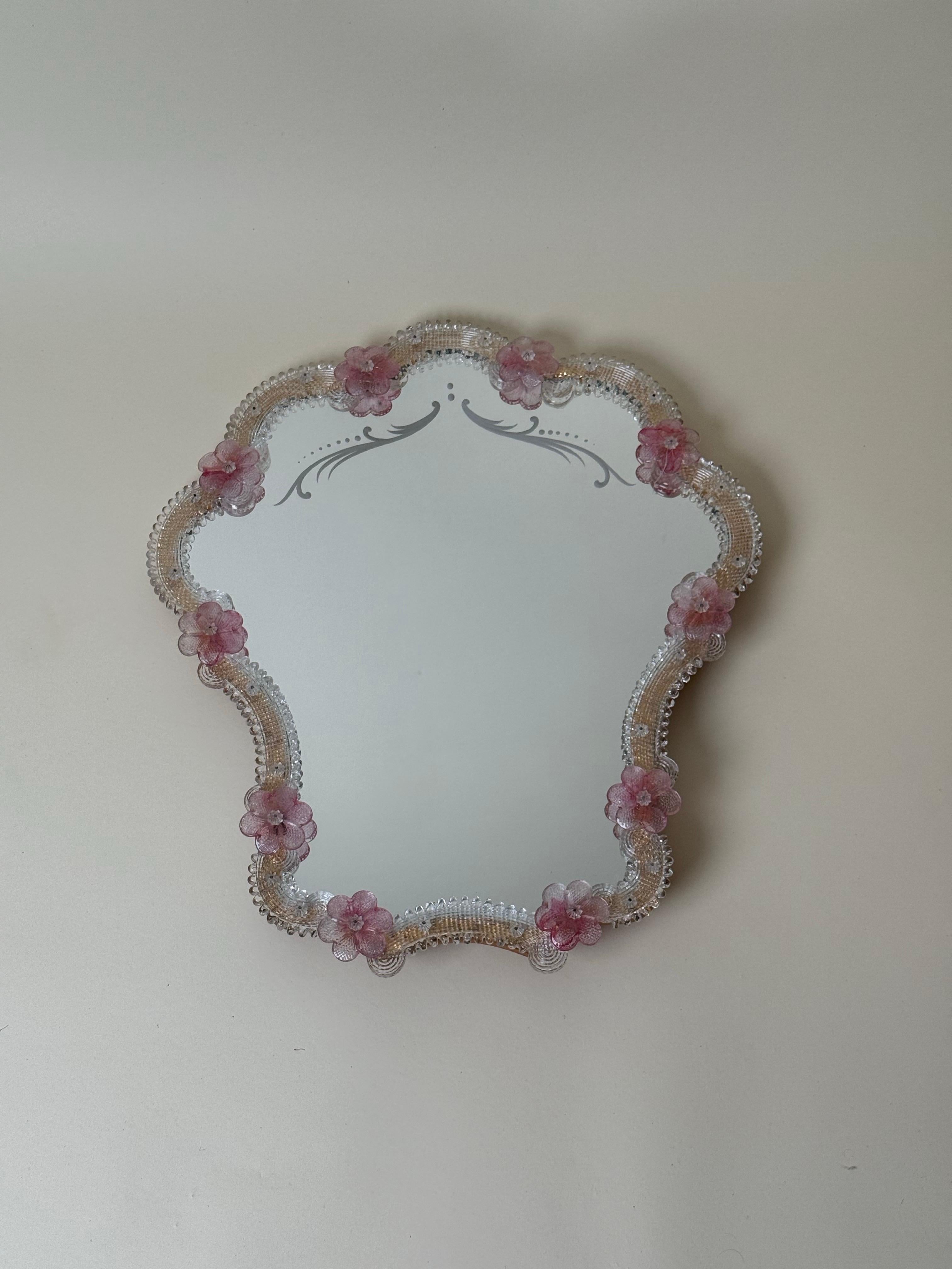 Je vous présente un magnifique miroir de princesse à la forme et au design uniques, un miroir qui invite à la rêverie, un miroir romantique et légèrement ludique, réalisé par les meilleurs souffleurs de verre d'Italie dans les années 1960 à Murano,