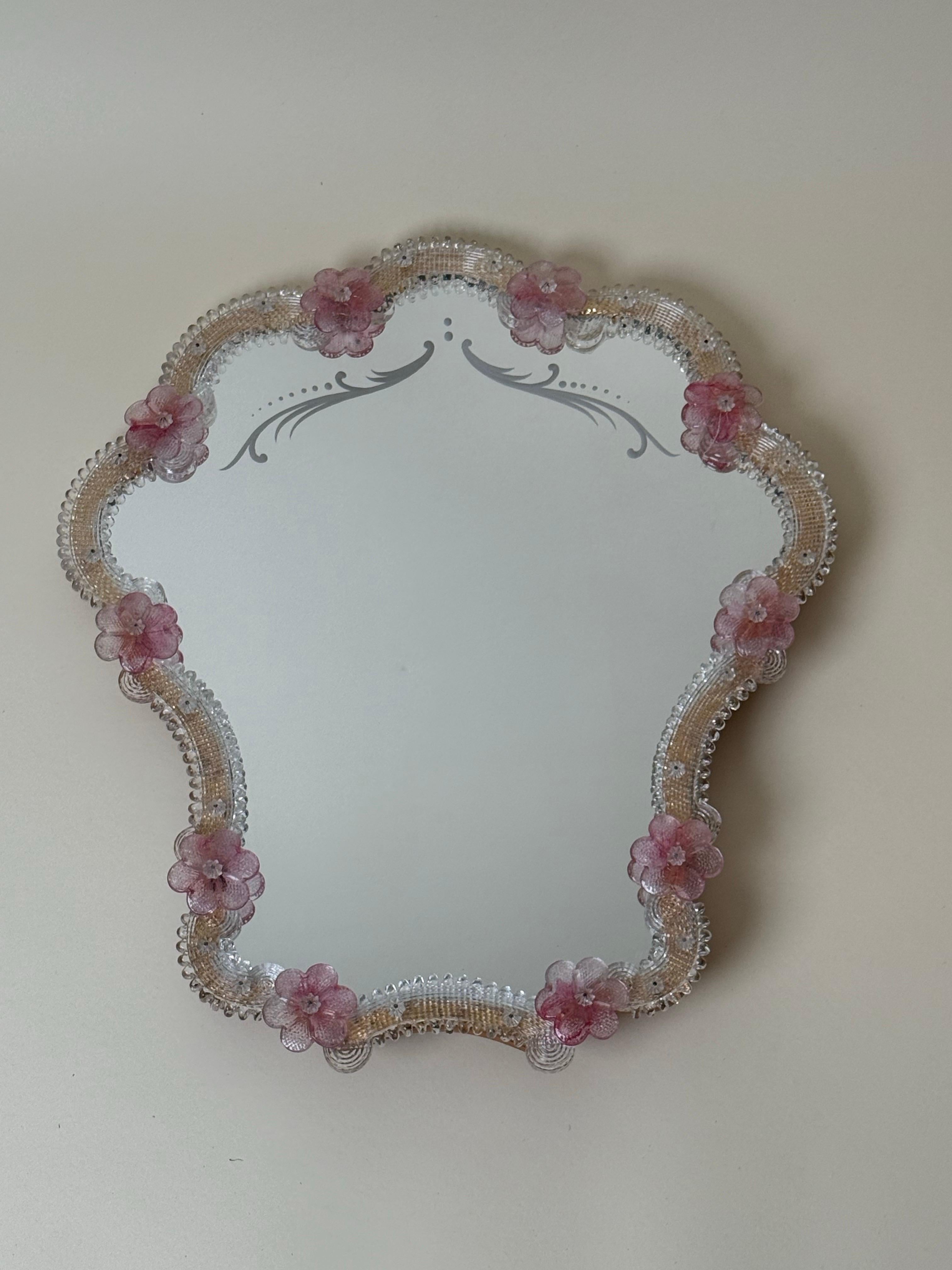 Romantique Luxueux miroir mural vénitien rose avec fleurs, Italie 1960 en vente