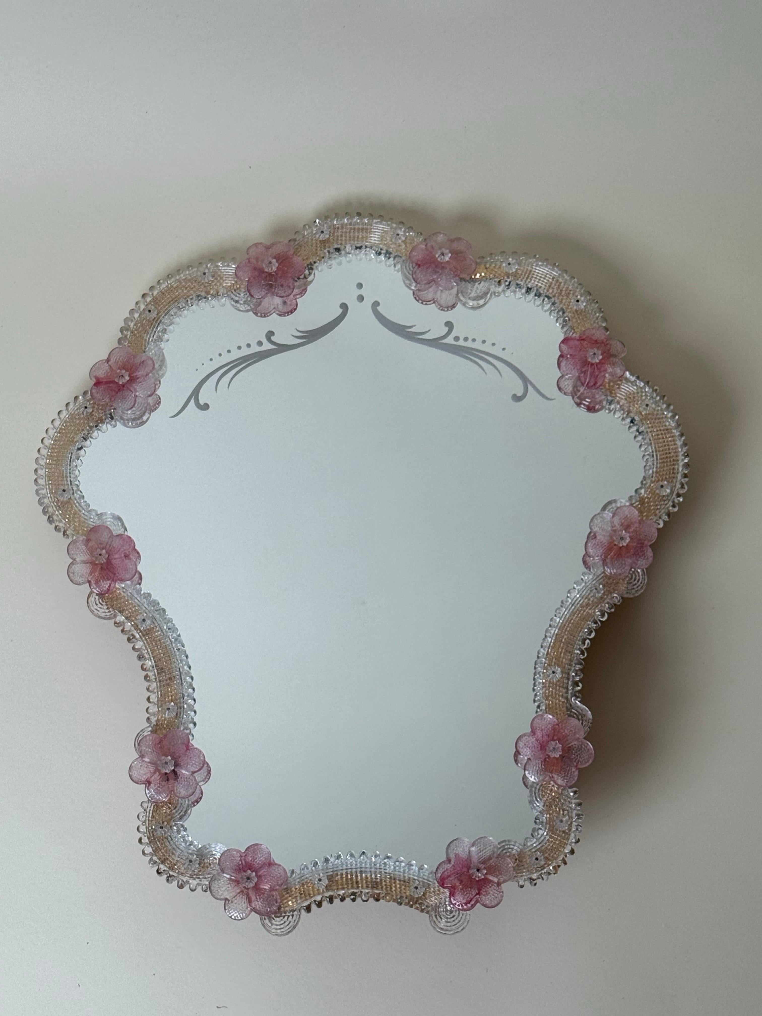 italien Luxueux miroir mural vénitien rose avec fleurs, Italie 1960 en vente