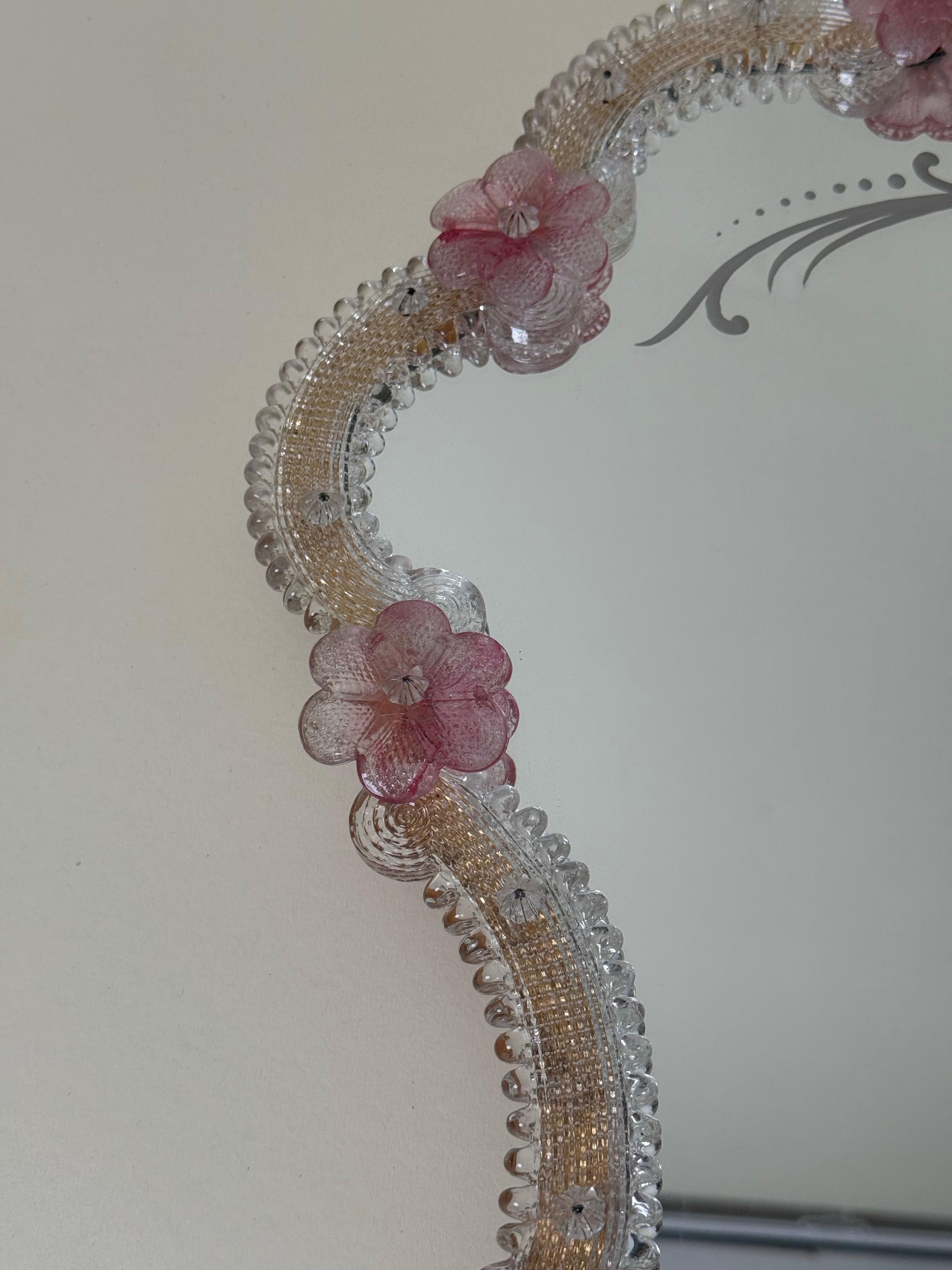 Fait main Luxueux miroir mural vénitien rose avec fleurs, Italie 1960 en vente
