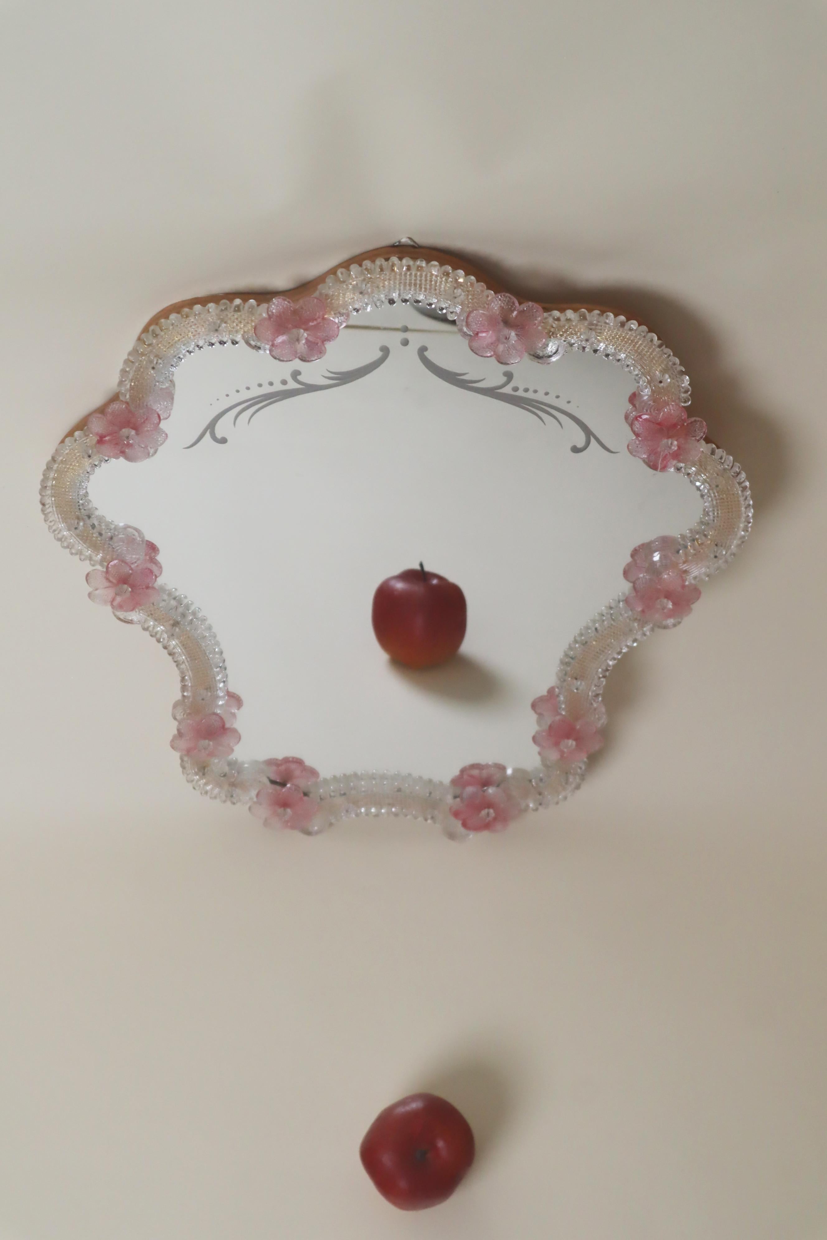 Luxueux miroir mural vénitien rose avec fleurs, Italie 1960 en vente 1