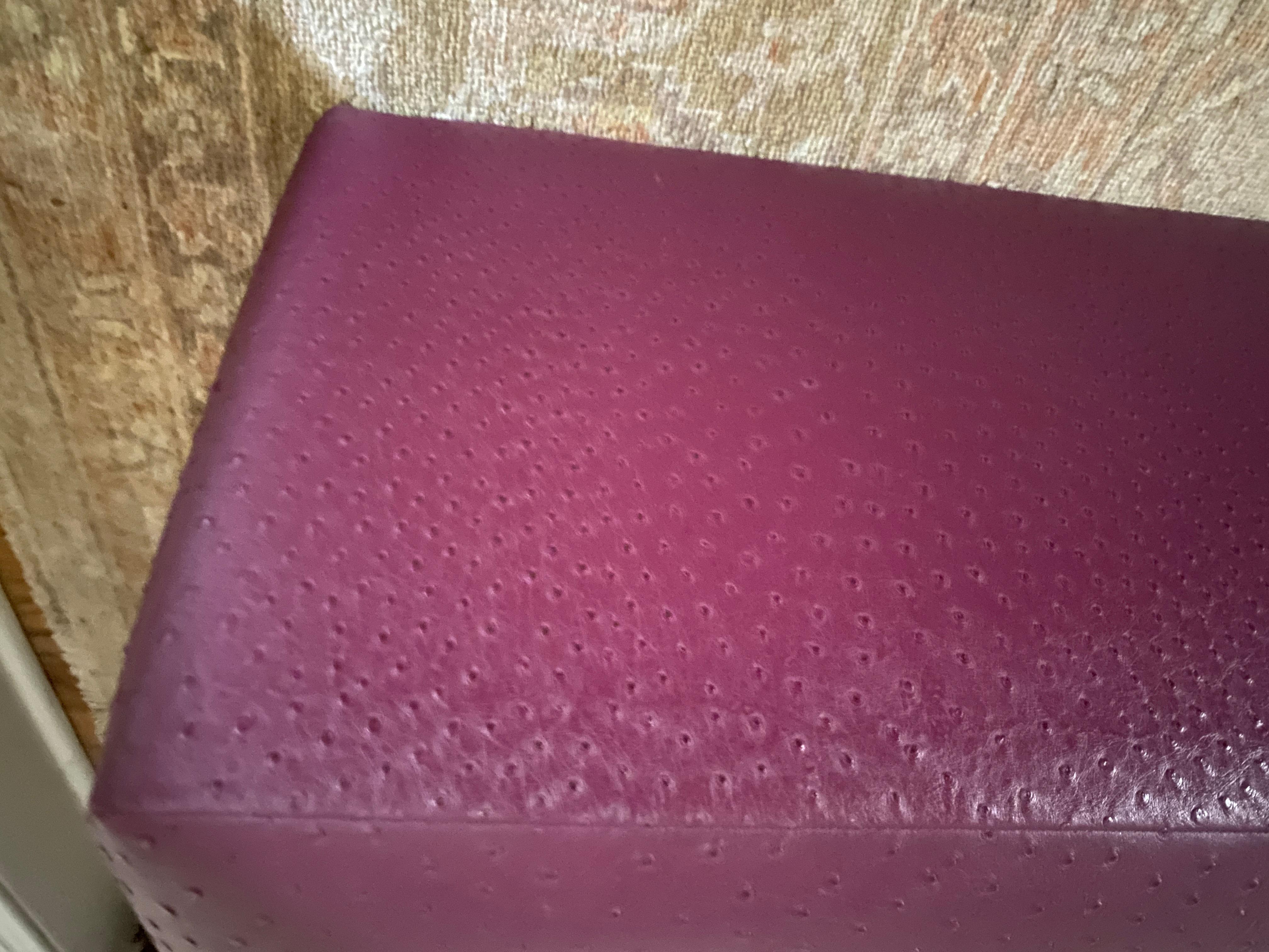 Moderno Lussuoso tavolino da caffè ottomano in pelle viola personalizzato molto grande in vendita