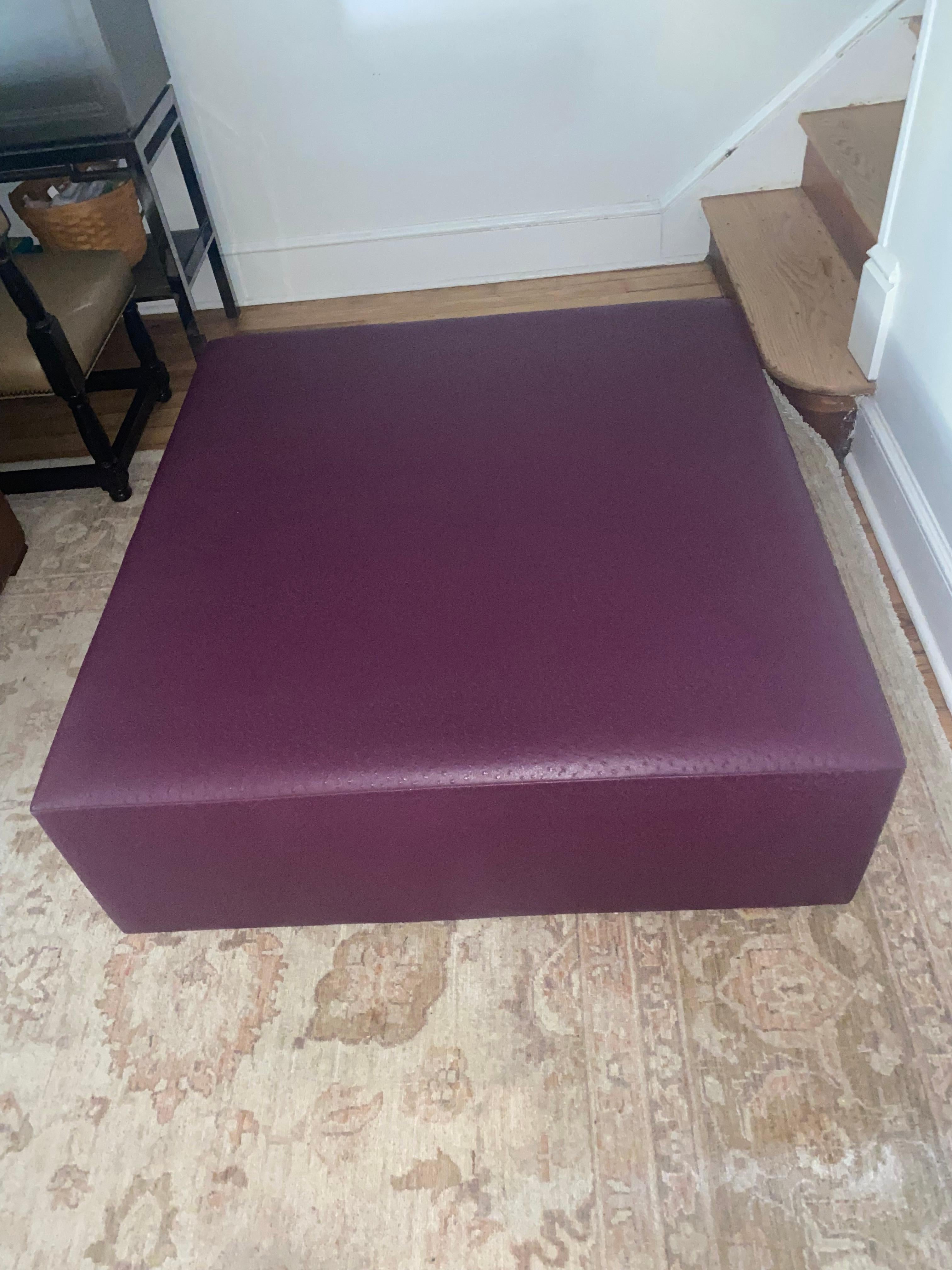 Americano Lussuoso tavolino da caffè ottomano in pelle viola personalizzato molto grande in vendita