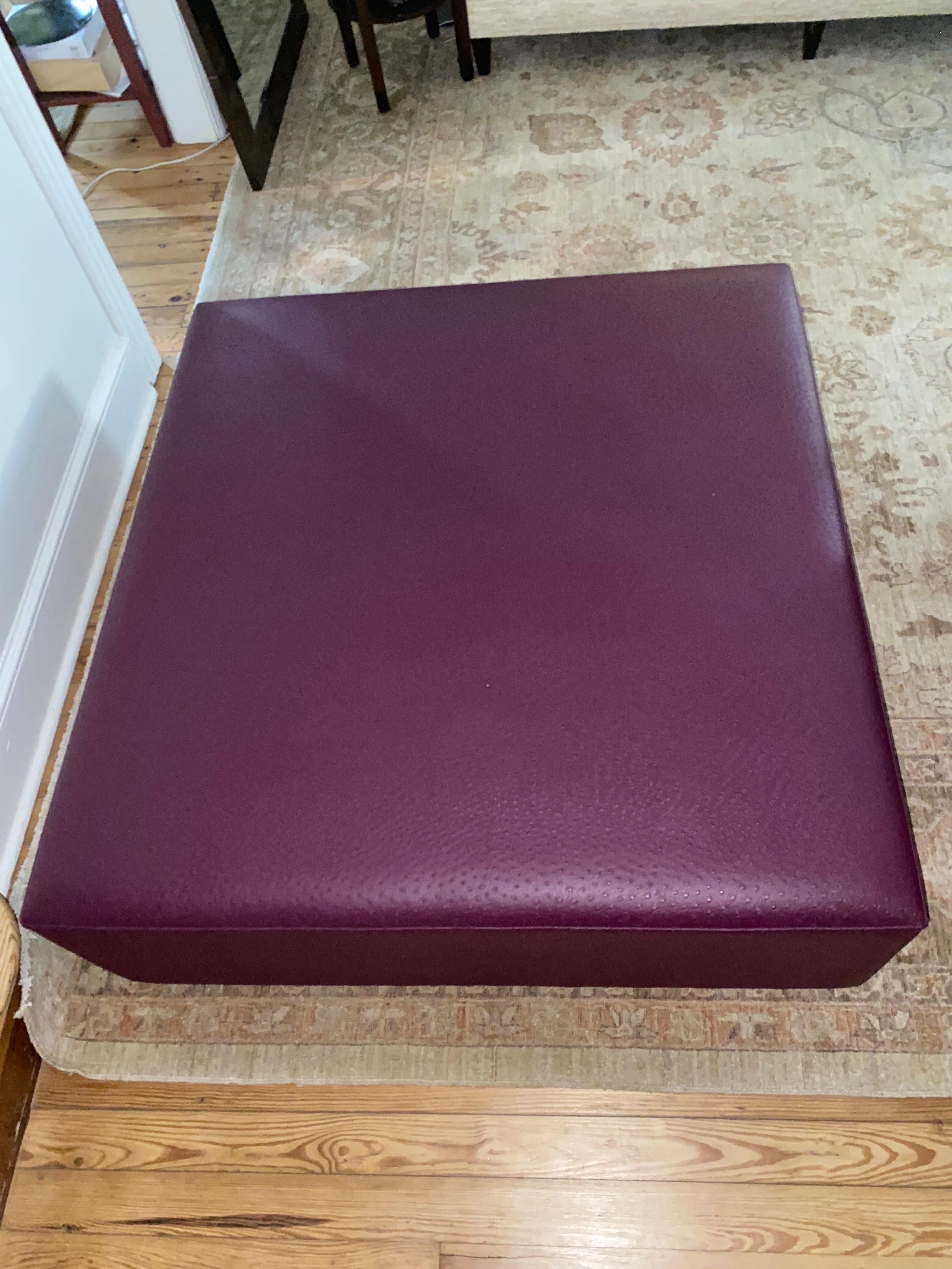 Lussuoso tavolino da caffè ottomano in pelle viola personalizzato molto grande In condizioni buone in vendita a Hopewell, NJ