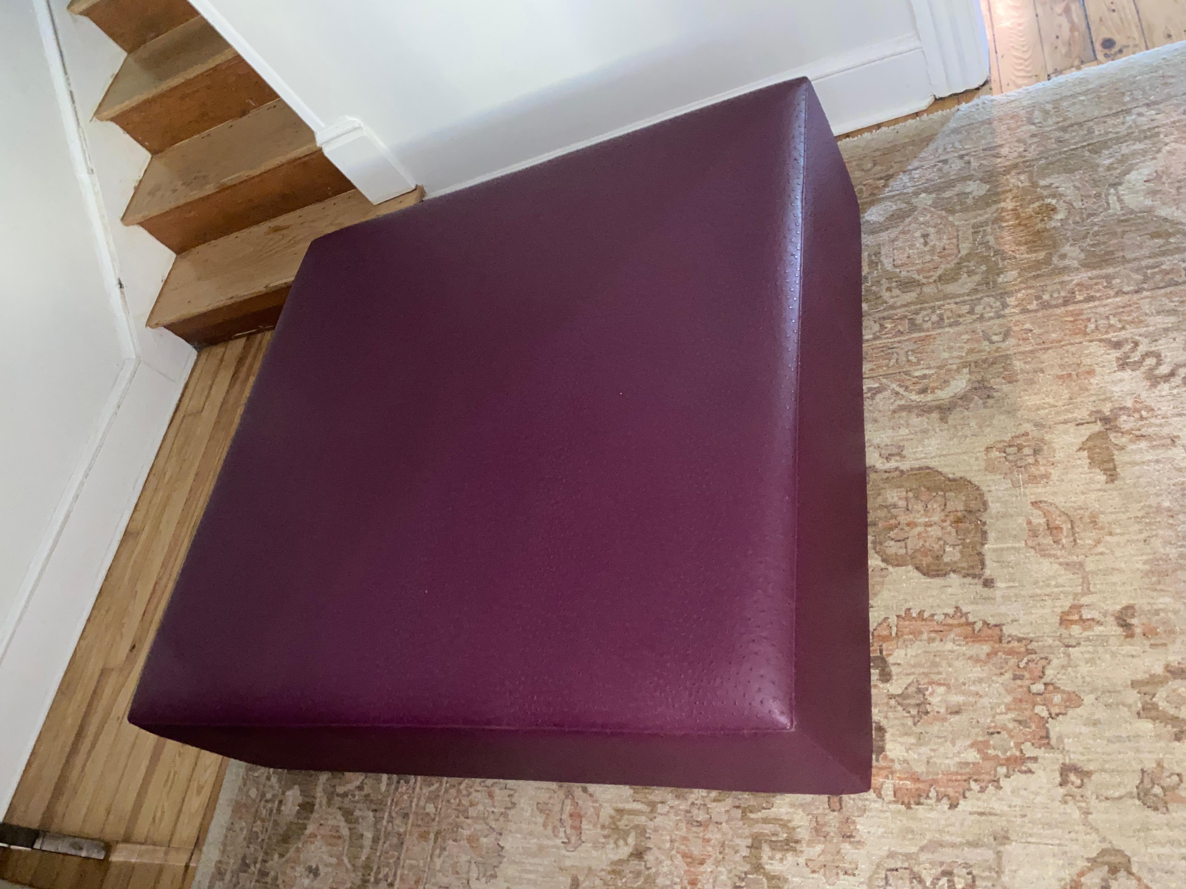 XXI secolo e contemporaneo Lussuoso tavolino da caffè ottomano in pelle viola personalizzato molto grande in vendita