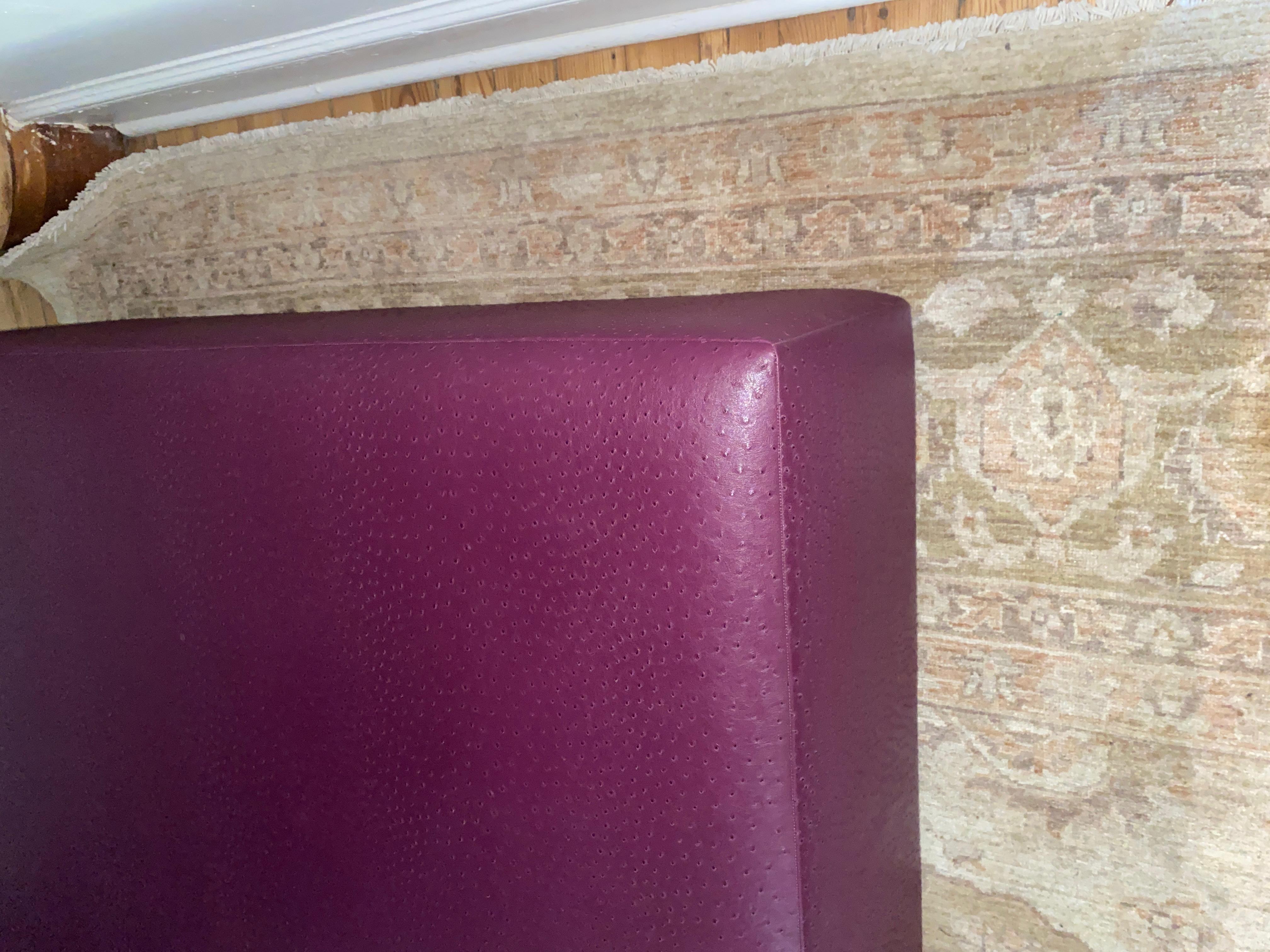 Pelle Lussuoso tavolino da caffè ottomano in pelle viola personalizzato molto grande in vendita