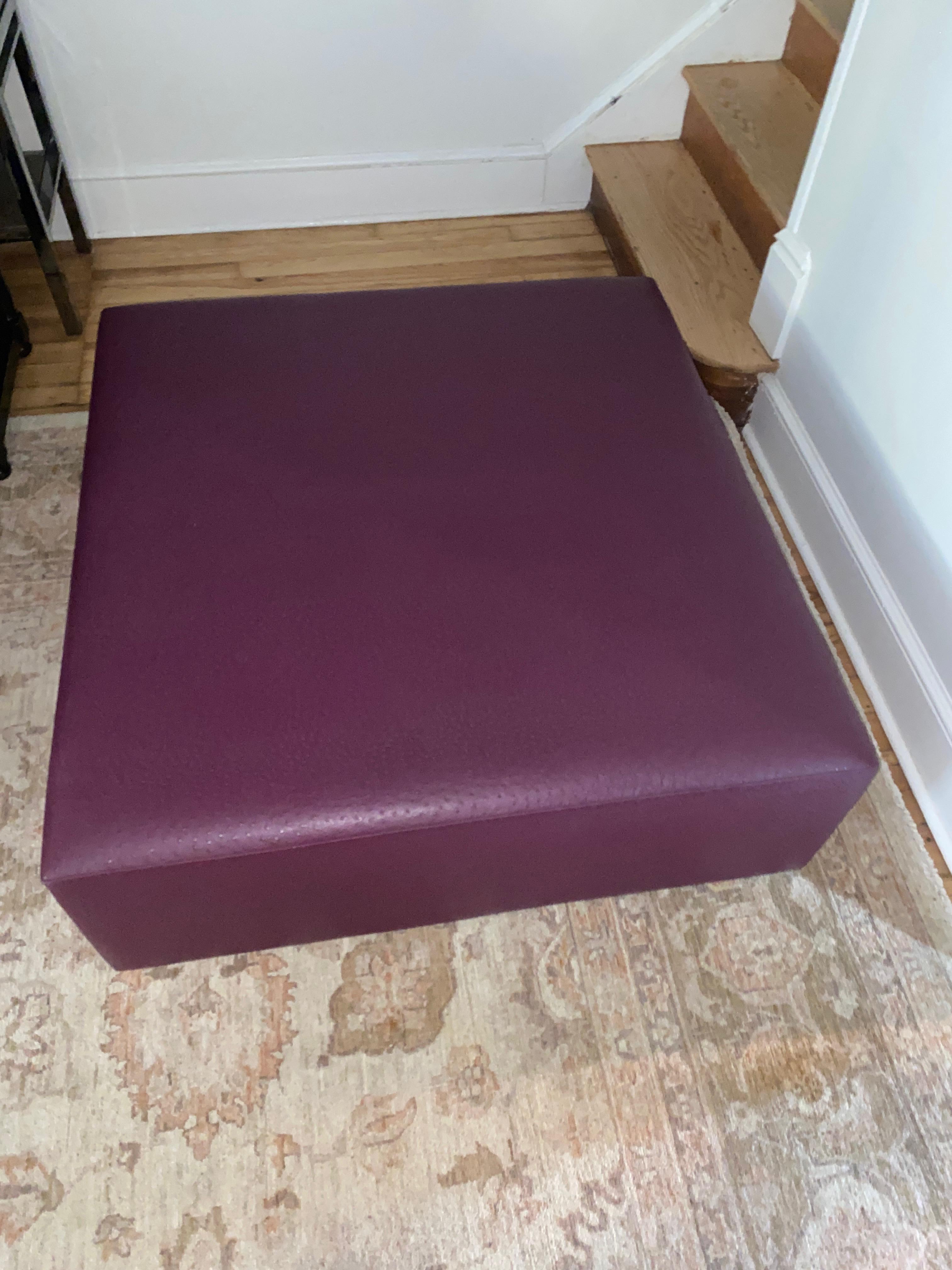 Lussuoso tavolino da caffè ottomano in pelle viola personalizzato molto grande in vendita 1