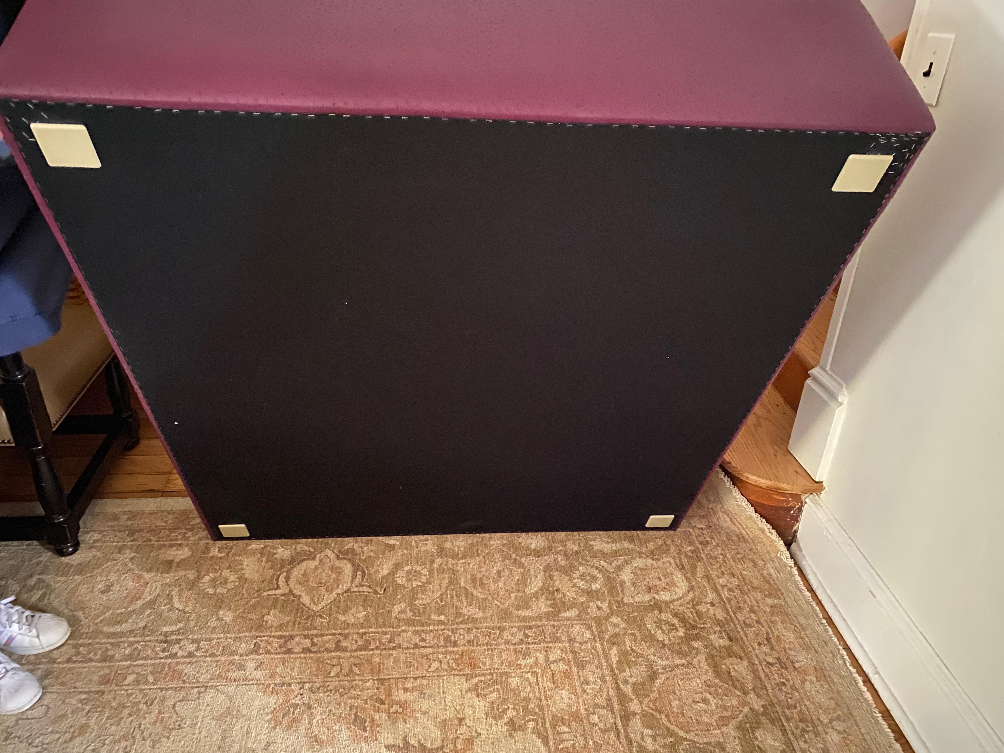 Lussuoso tavolino da caffè ottomano in pelle viola personalizzato molto grande in vendita 2