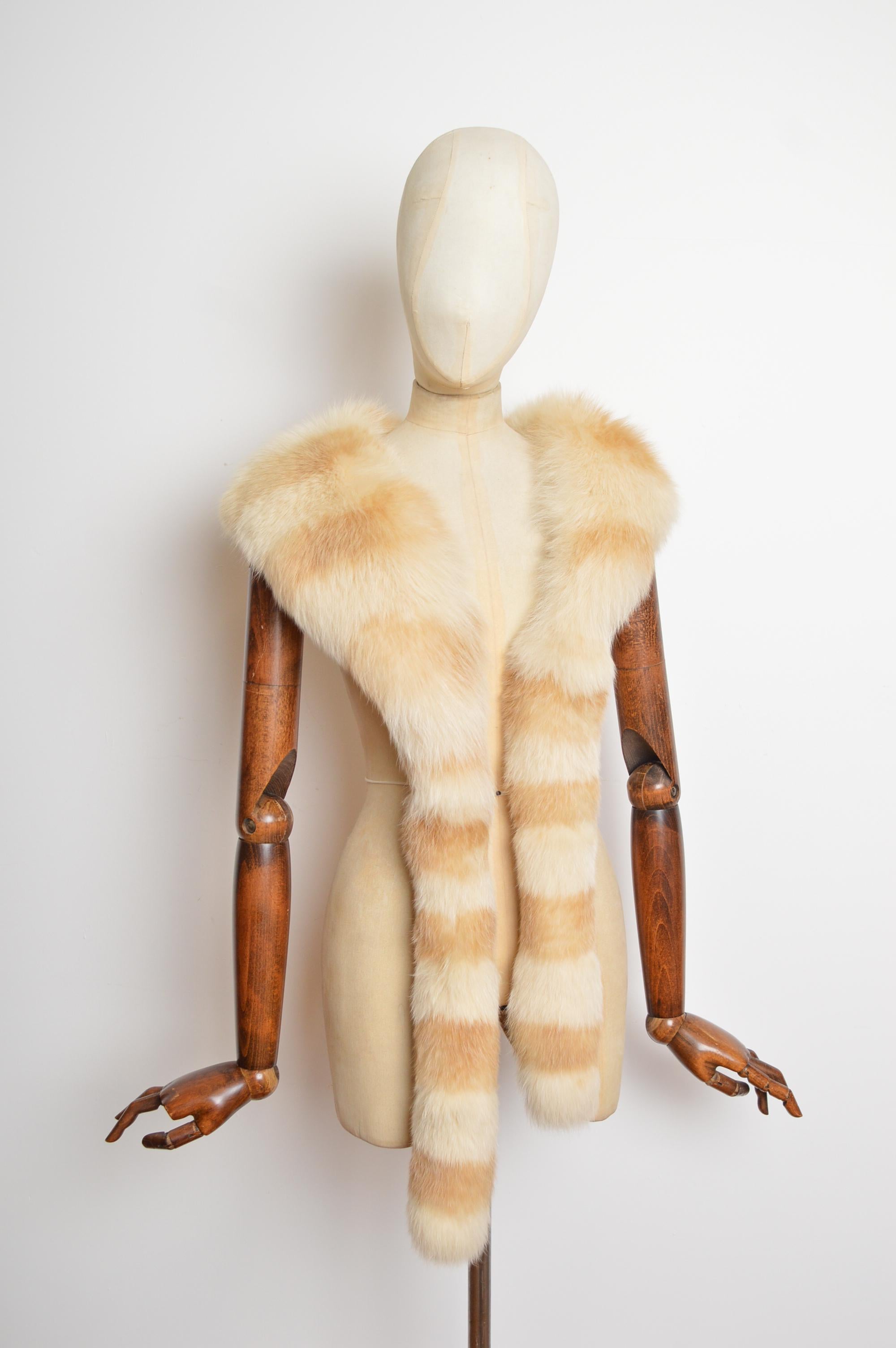 Luxueux col étole en fourrure de renard rayée blonde
Une superbe étole en fourrure de renard Vintage (Circa 1970). 
Fabrice est fabriqué à partir de peaux de renard arctique blondes et rayées, doublées d'un tissu crème. 
Provenant d'Angleterre,