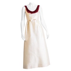 Lujoso Vestido de Gala Vintage de Seda y Joyas Rojas