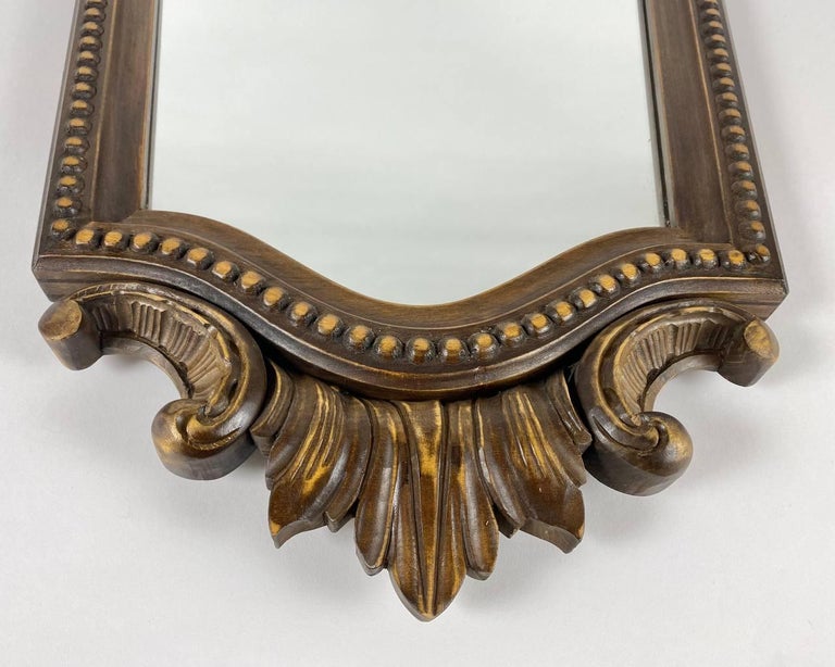 Lussuoso specchio vintage con cornice intagliata in legno