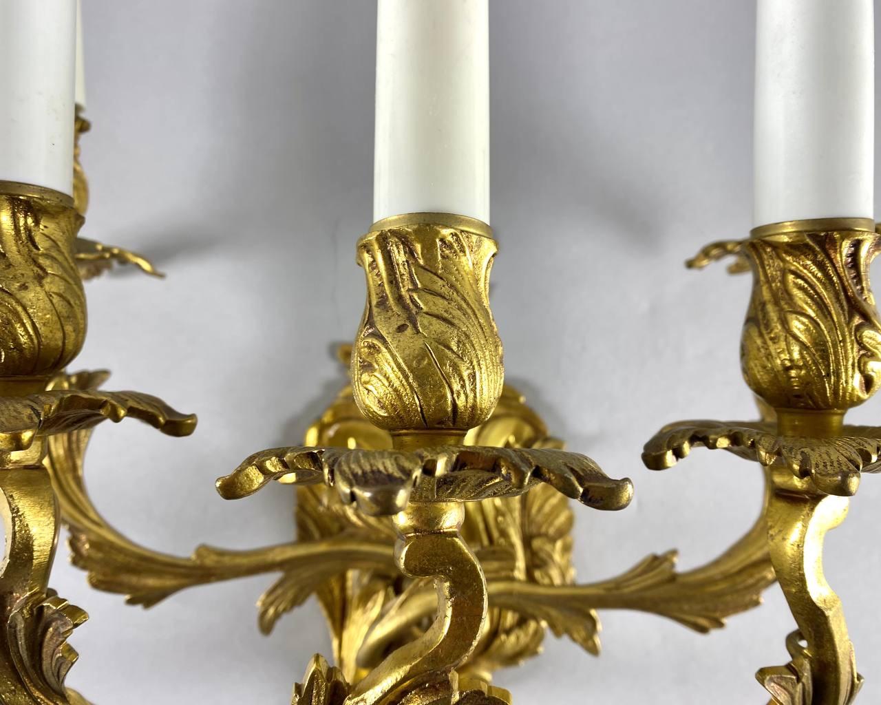 Beautiful Rococo style wall lamp with five sconces. Vintage.

Support in gilded bronze and handcrafted by craftsmen.

The decor consists of stylized acanthus scrolls intertwined with the Rococo style.

Decorative details made of cast bronze
