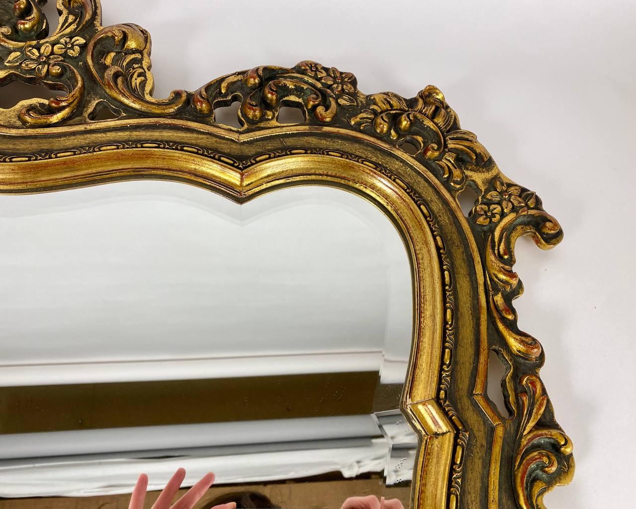 Luxurious Wall Mirror in Wooden Carved Frame Vintage Framed Wall Mirror In Excellent Condition In Bastogne, BE