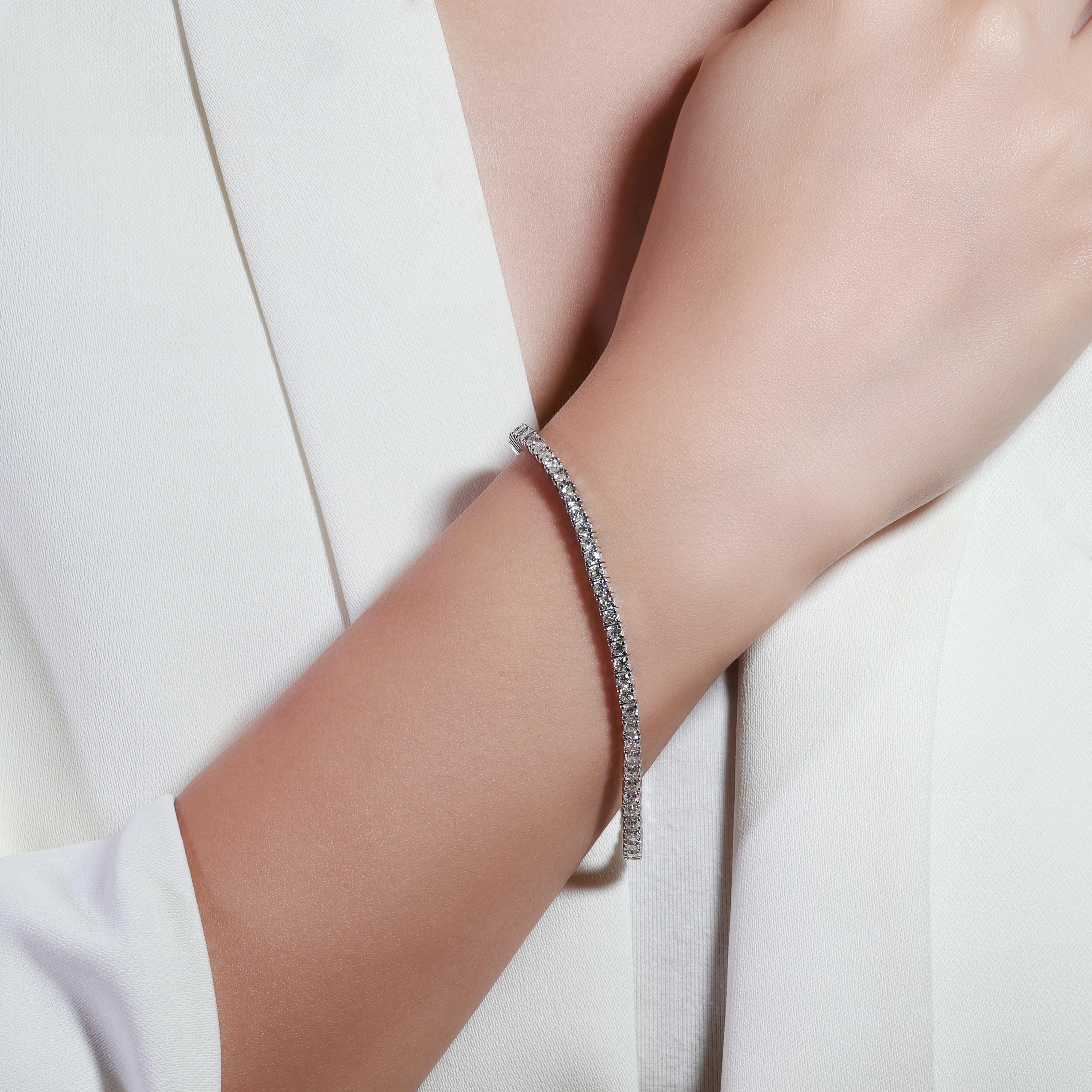 Luxuriöses Armband aus 18 Karat Weißgold mit 4,96 Karat Diamanten im Angebot 5