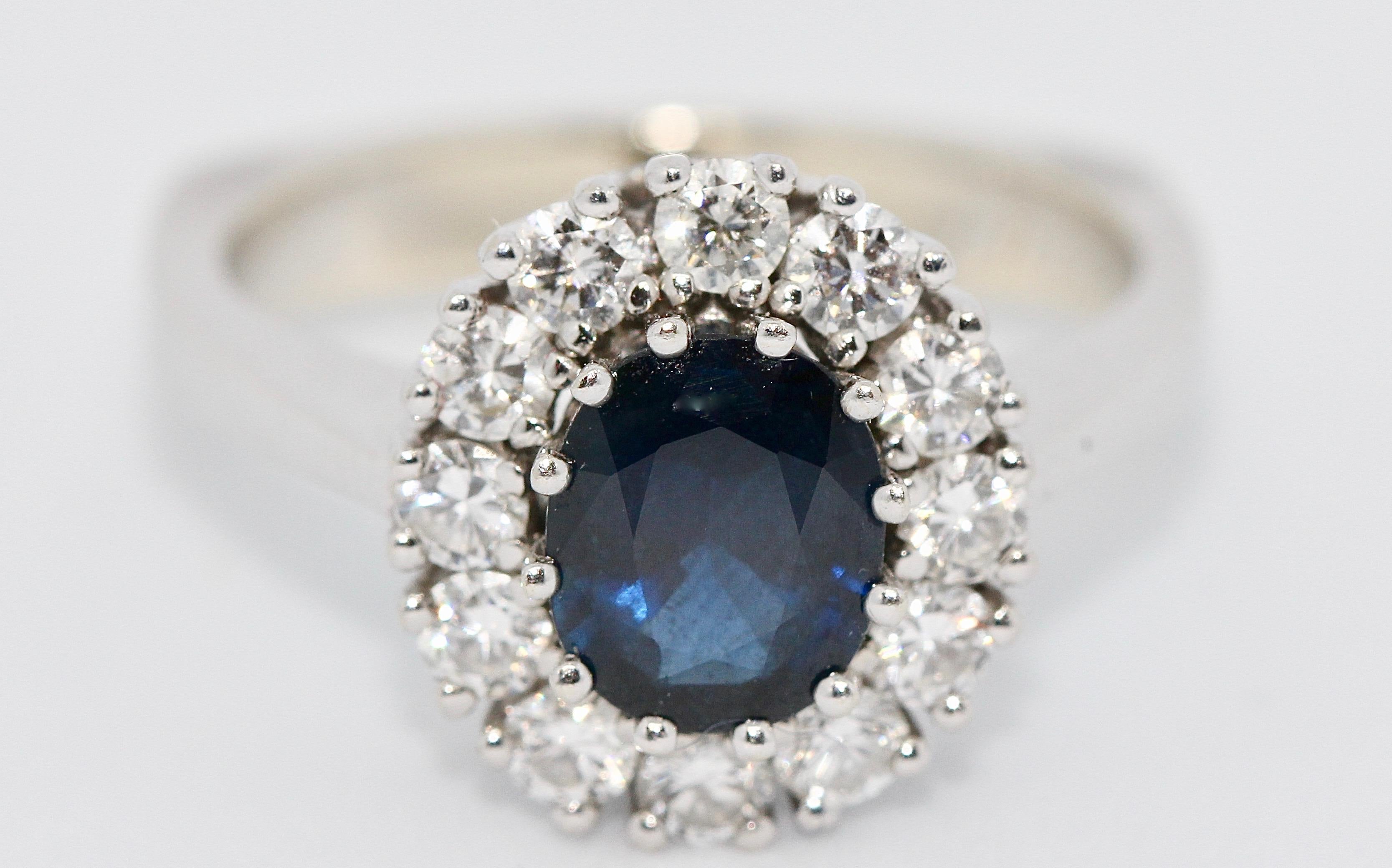 Luxurious Gold Ring with 1.17 Carat Natural Sapphire and 0.63 Carat Diamonds In Excellent Condition For Sale In Berlin, DE